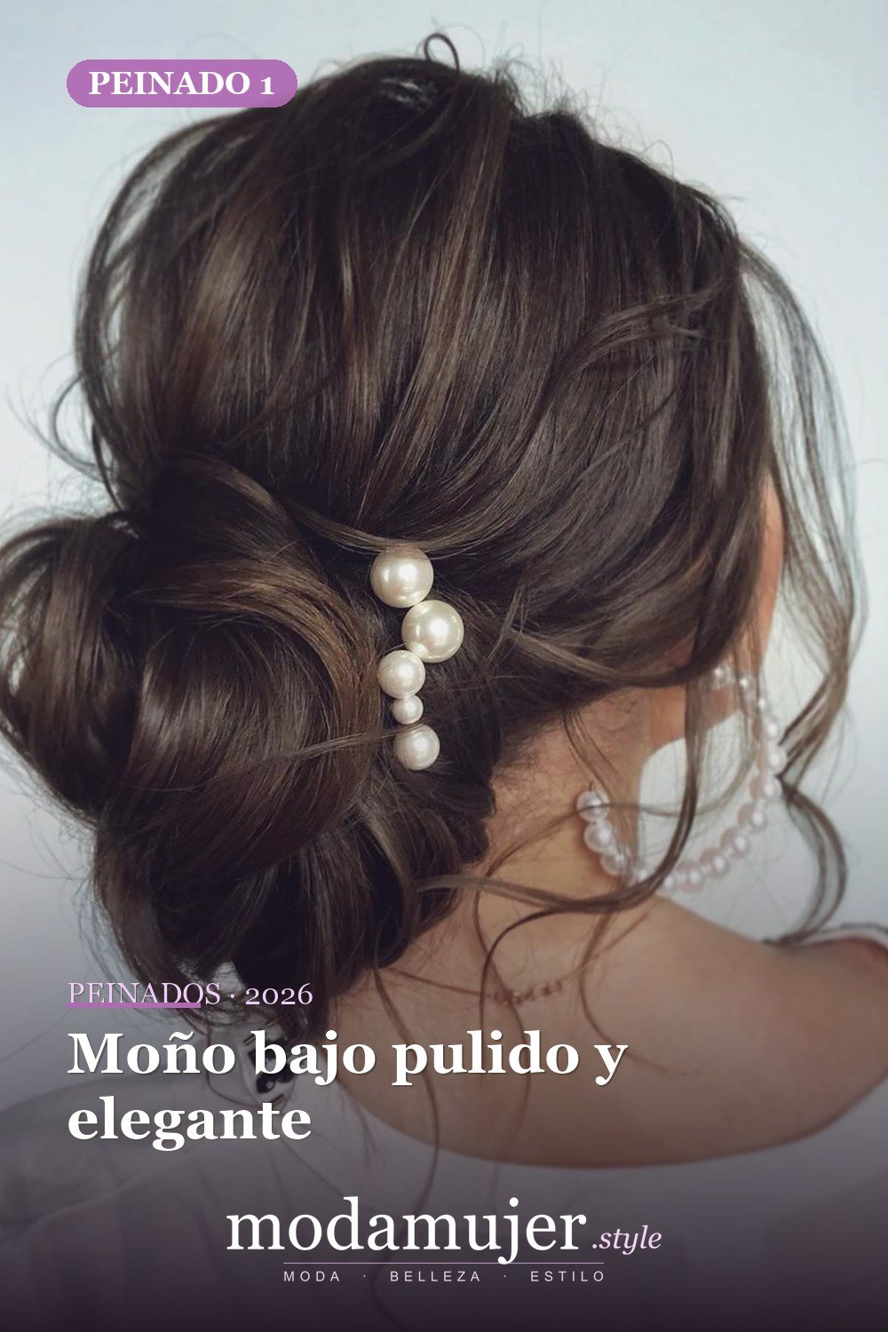 Moño bajo pulido y elegante — 40 Updos para cabello largo para cualquier ocasión