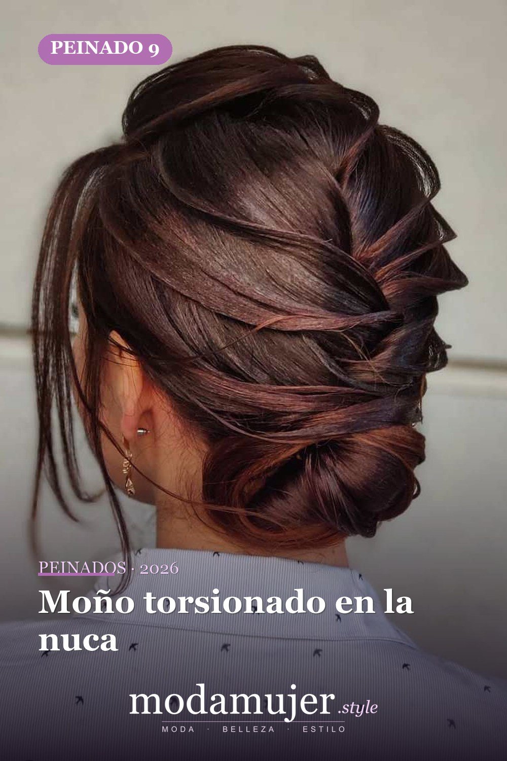 Moño torsionado en la nuca — 40 Updos para cabello largo para cualquier ocasión