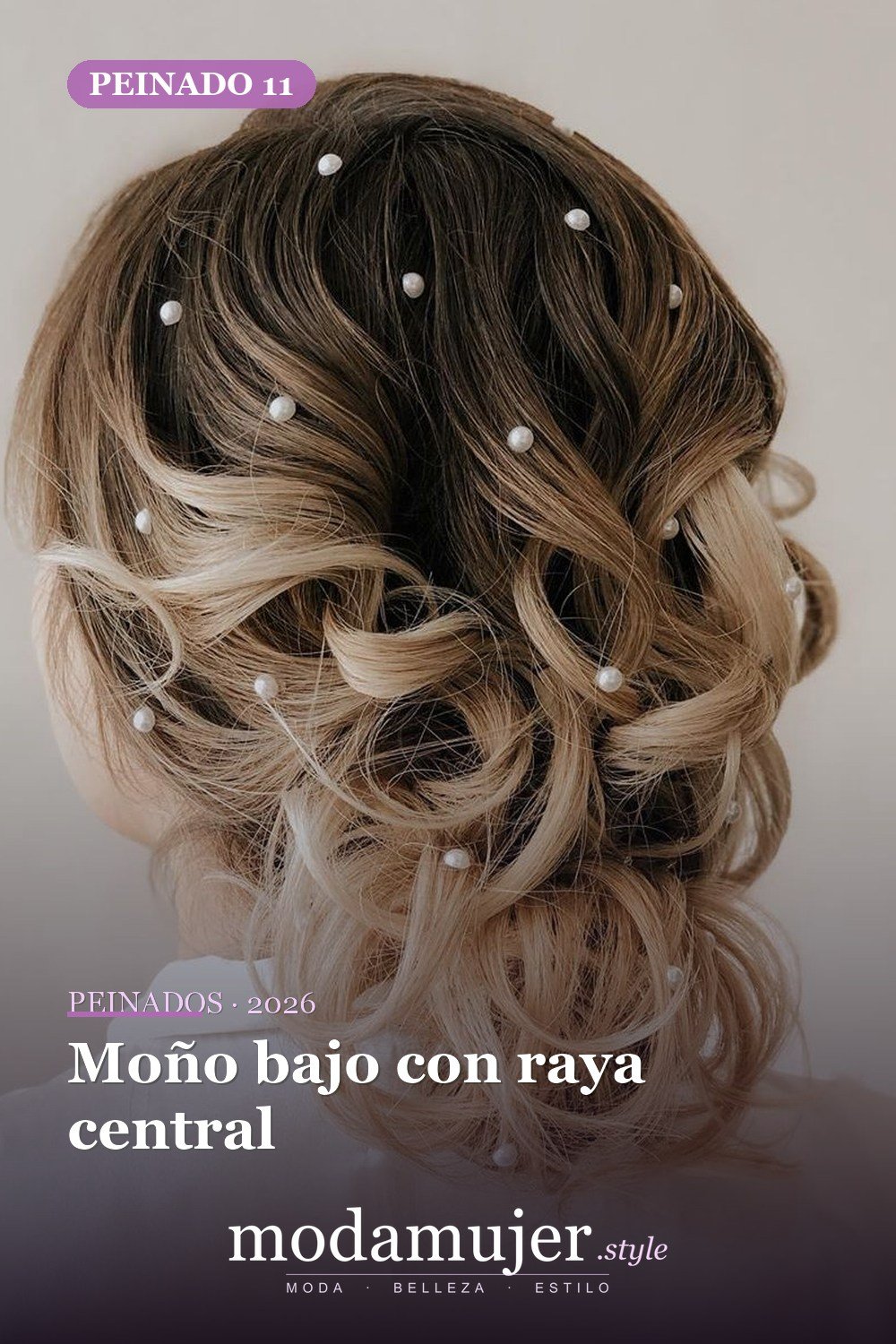 Moño bajo con raya central — 40 Updos para cabello largo para cualquier ocasión