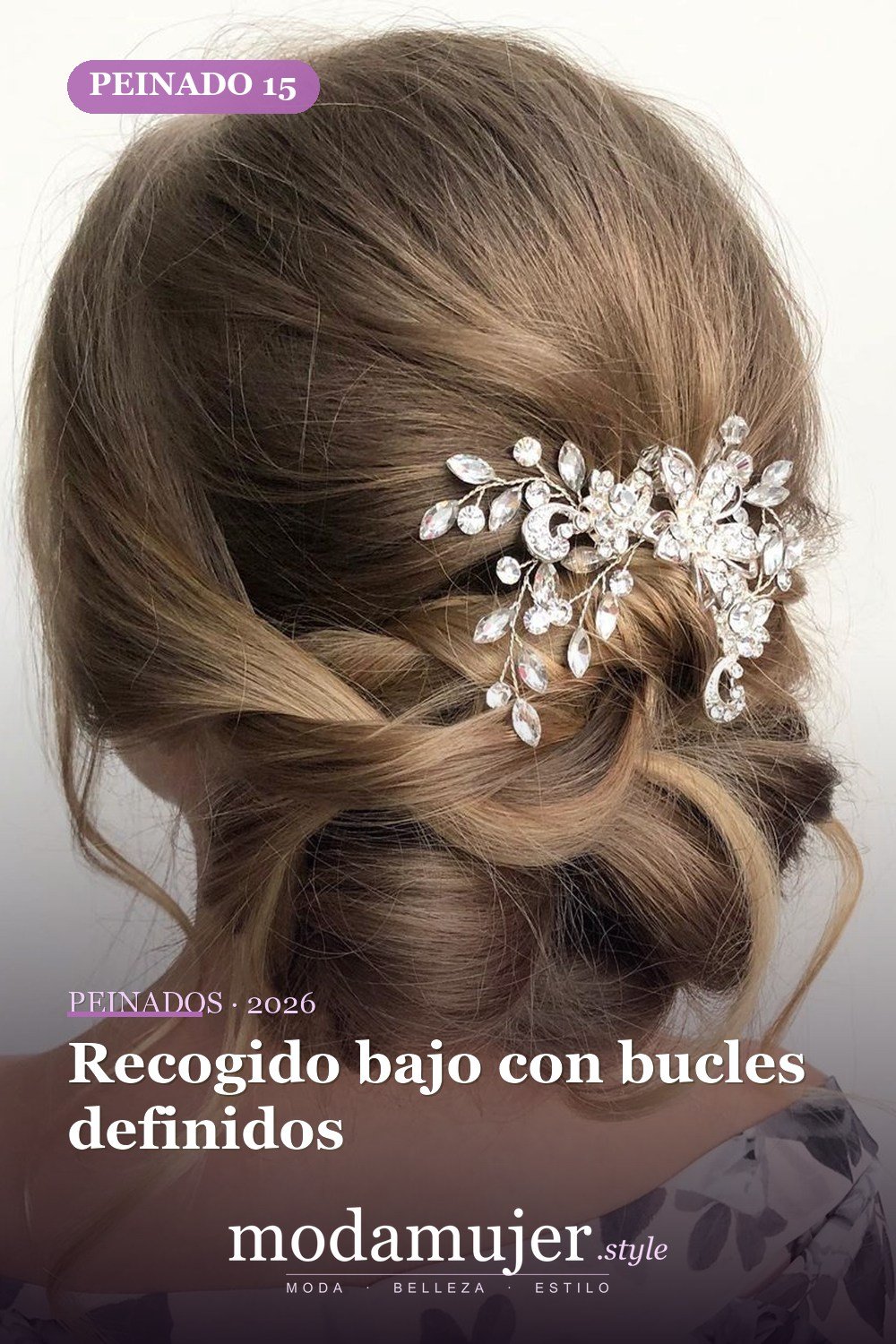 Recogido bajo con bucles definidos — 40 Updos para cabello largo para cualquier ocasión
