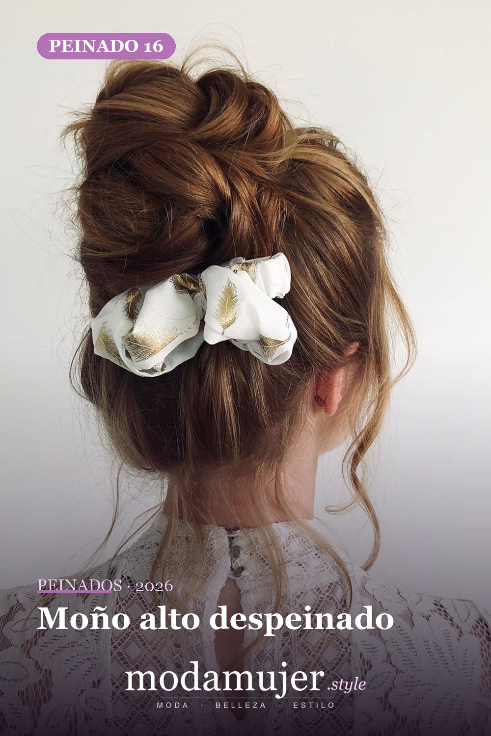 Moño alto despeinado — 40 Updos para cabello largo para cualquier ocasión