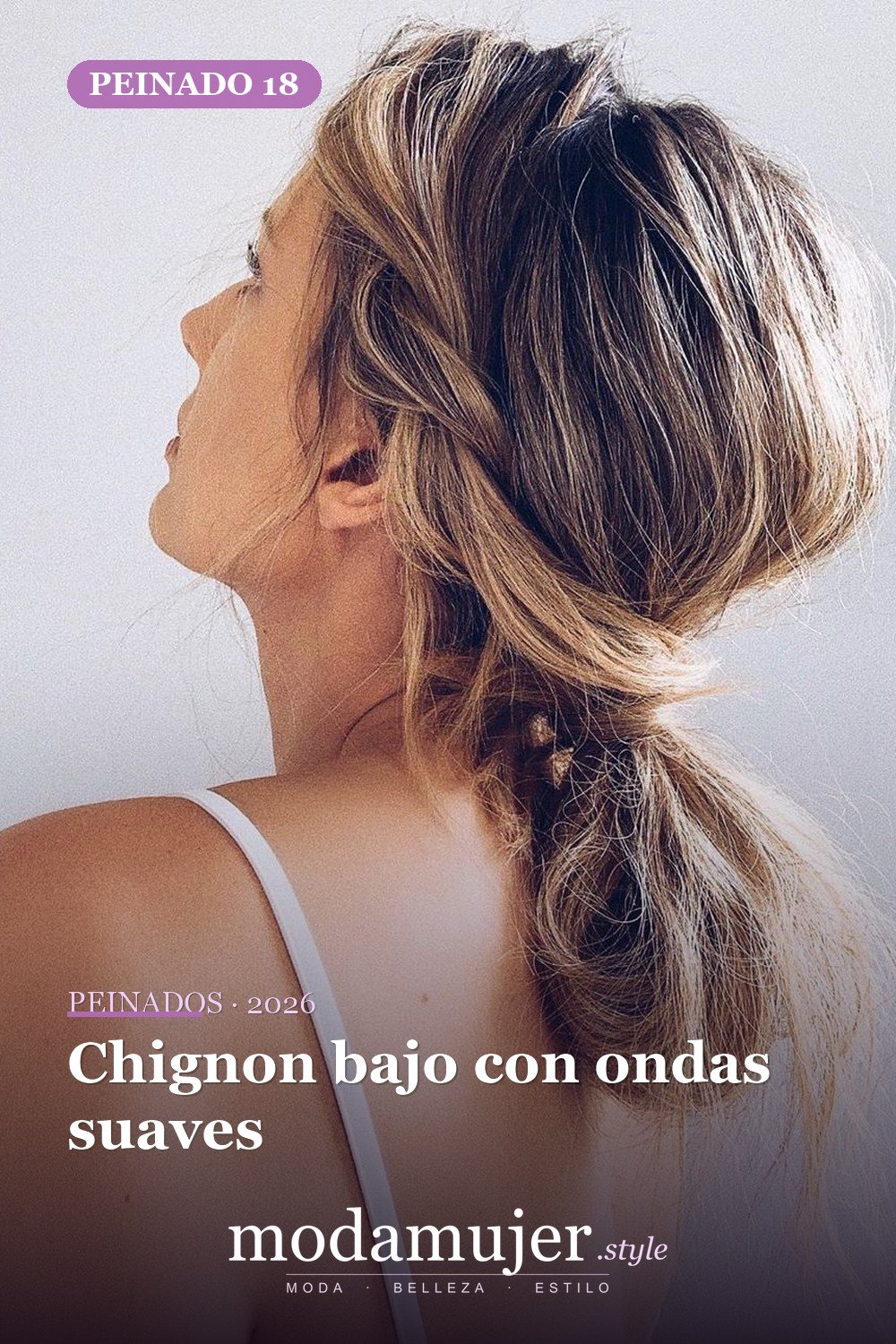 Chignon bajo con ondas suaves — 40 Updos para cabello largo para cualquier ocasión