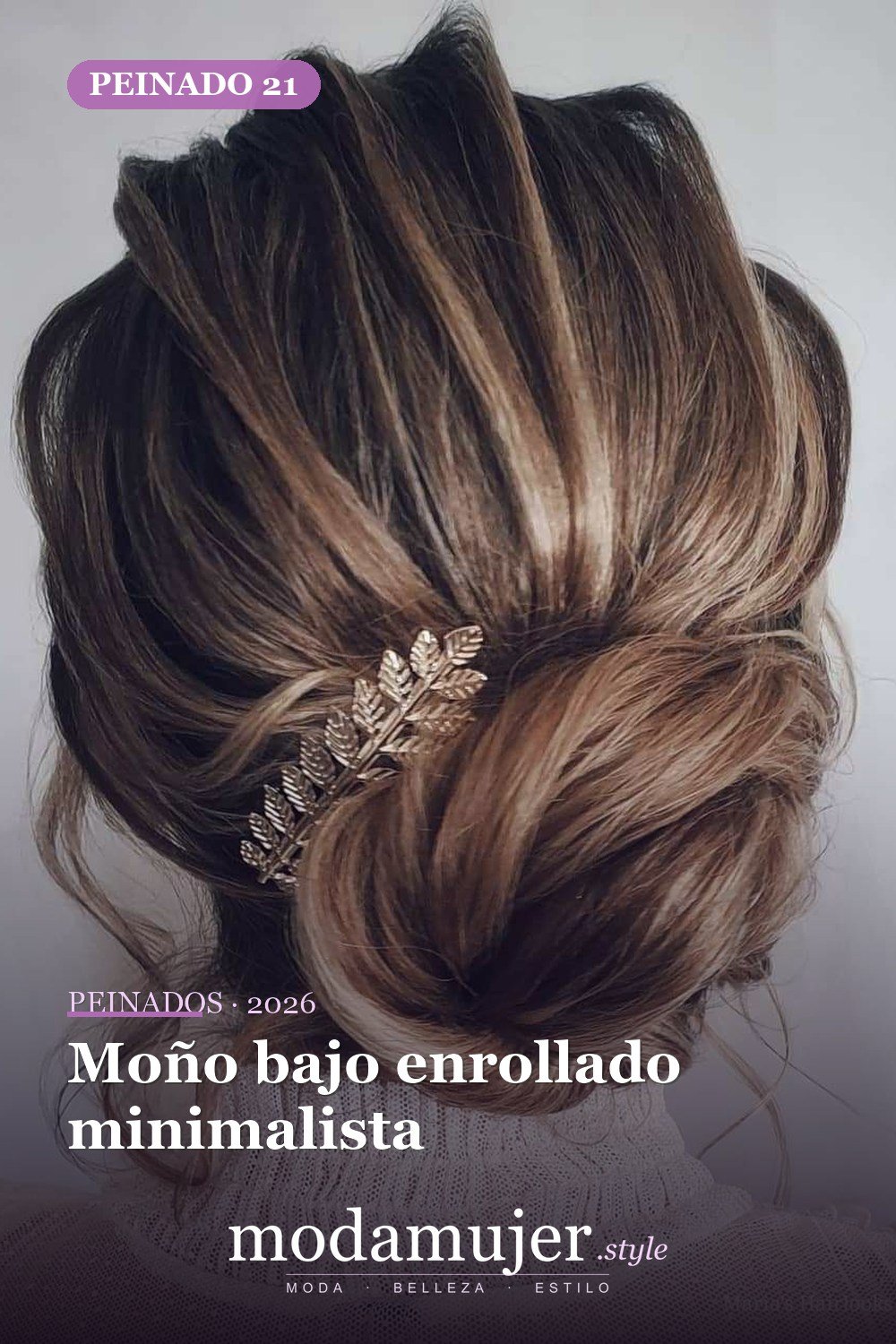 Moño bajo enrollado minimalista — 40 Updos para cabello largo para cualquier ocasión