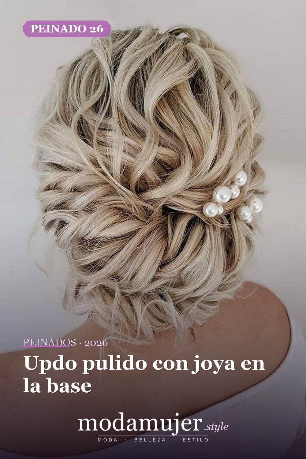 Updo pulido con joya en la base — 40 Updos para cabello largo para cualquier ocasión