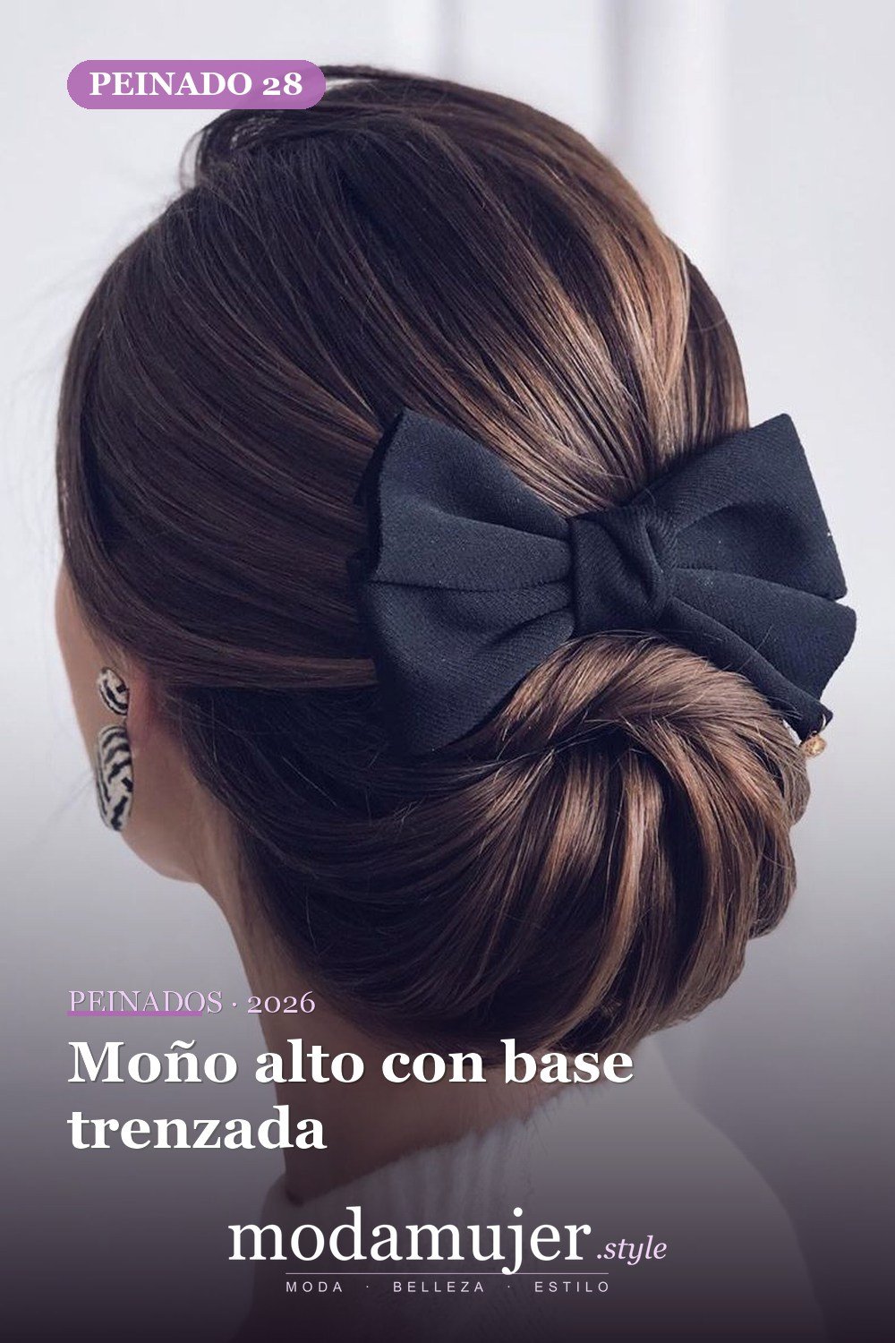 Moño alto con base trenzada — 40 Updos para cabello largo para cualquier ocasión