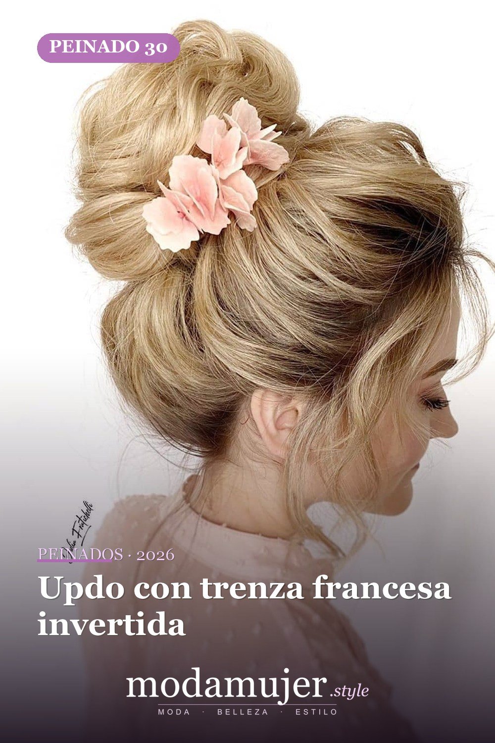 Updo con trenza francesa invertida — 40 Updos para cabello largo para cualquier ocasión