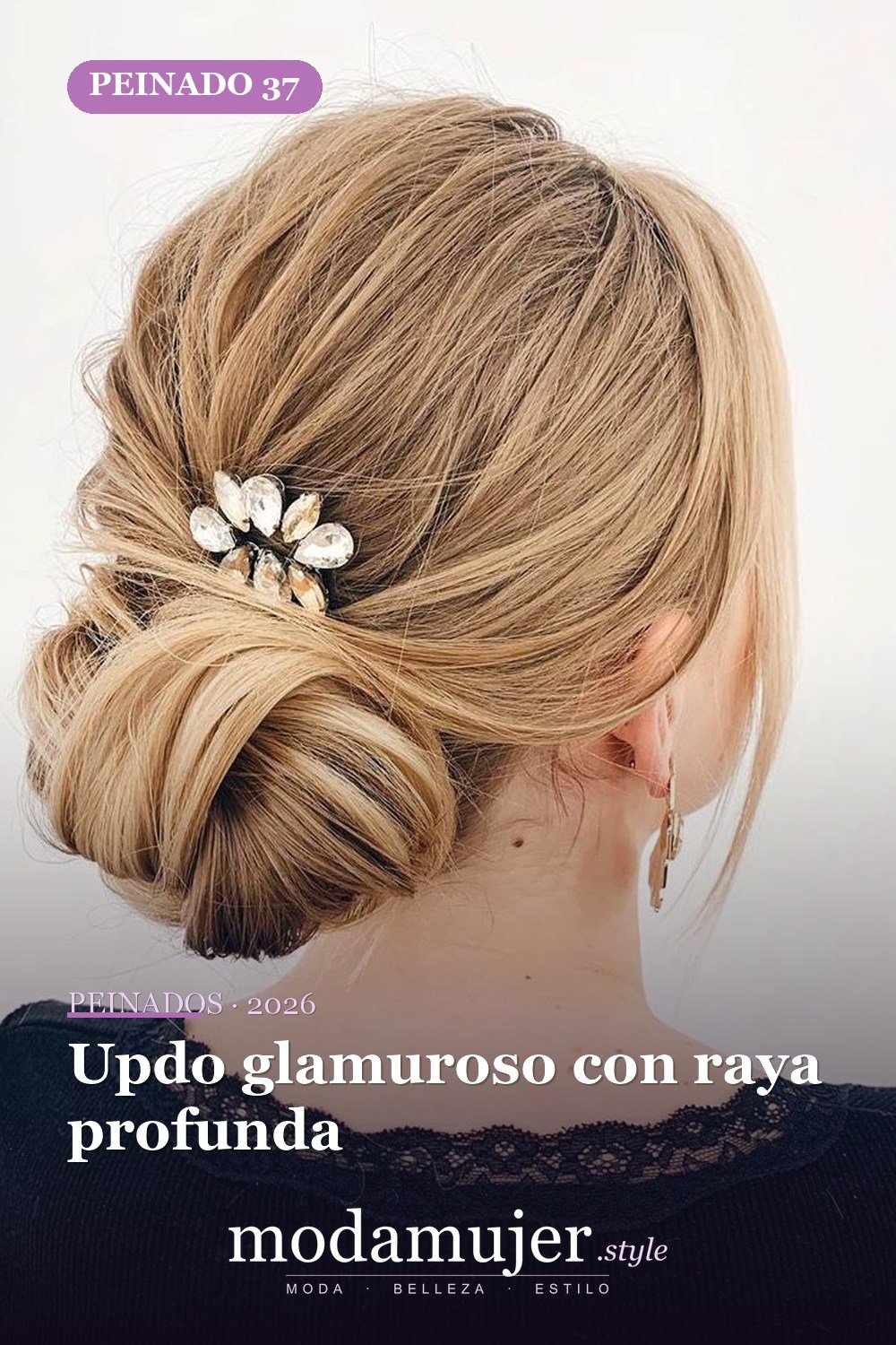 Updo glamuroso con raya profunda — 40 Updos para cabello largo para cualquier ocasión