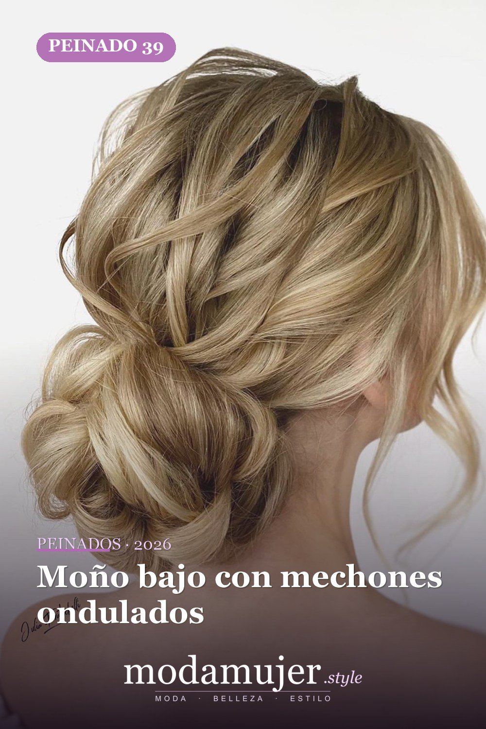 Moño bajo con mechones ondulados — 40 Updos para cabello largo para cualquier ocasión