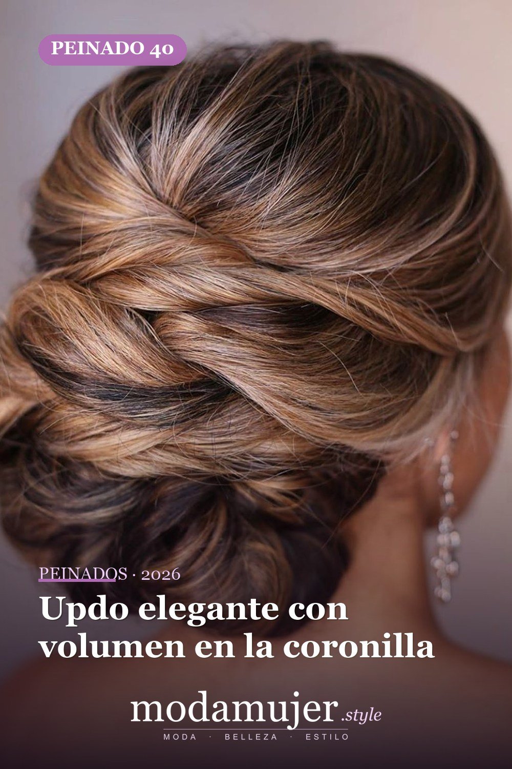 Updo elegante con volumen en la coronilla — 40 Updos para cabello largo para cualquier ocasión