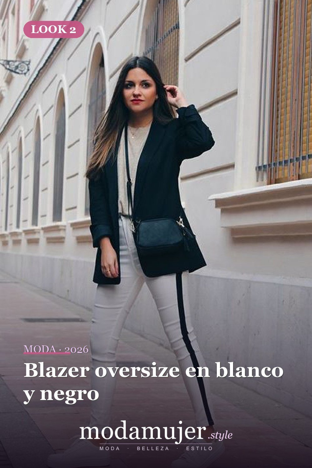 Blazer oversize en blanco y negro — 41 formas elegantes de usar pantalones de rayas laterales en 2026