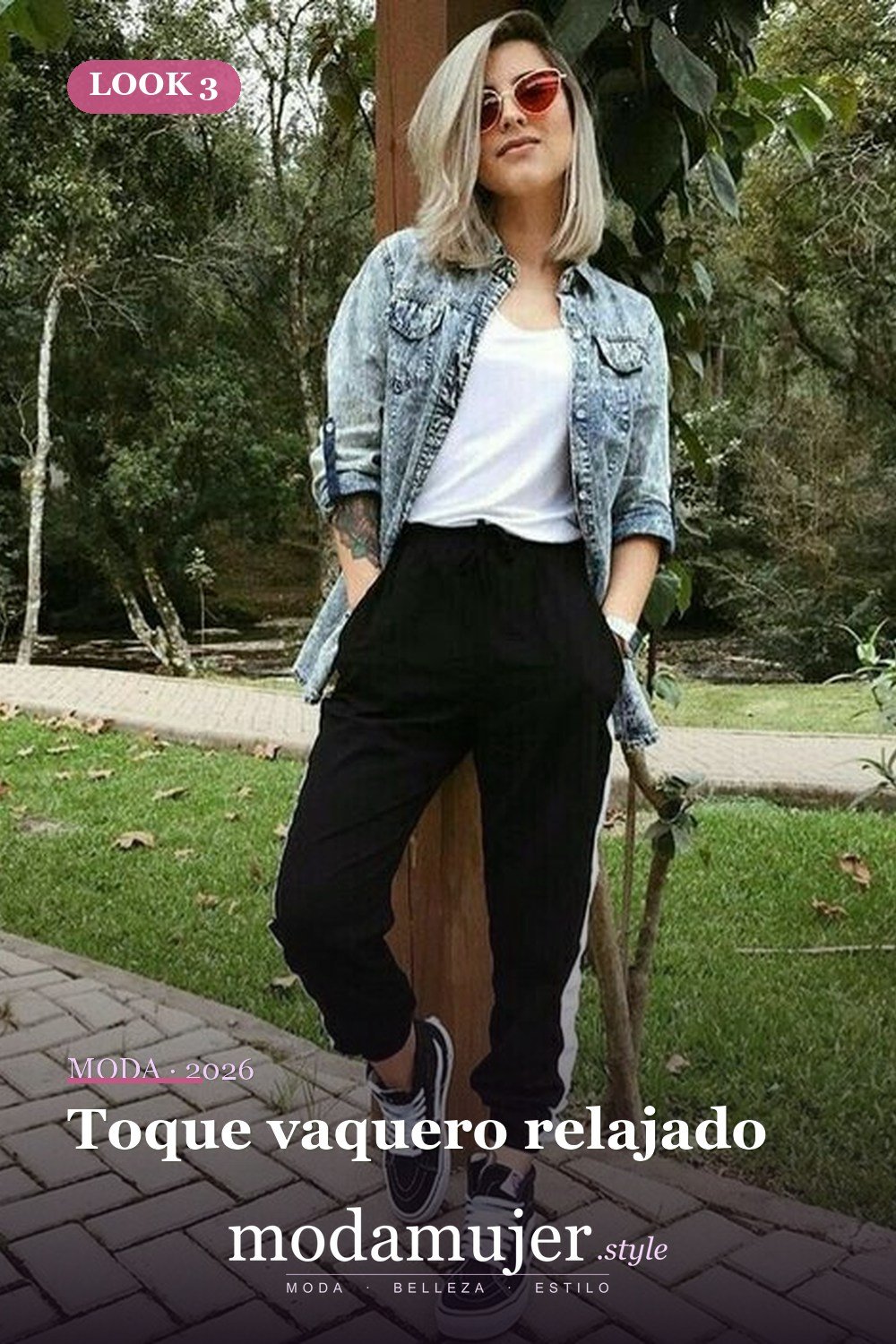 Toque vaquero relajado — 41 formas elegantes de usar pantalones de rayas laterales en 2026