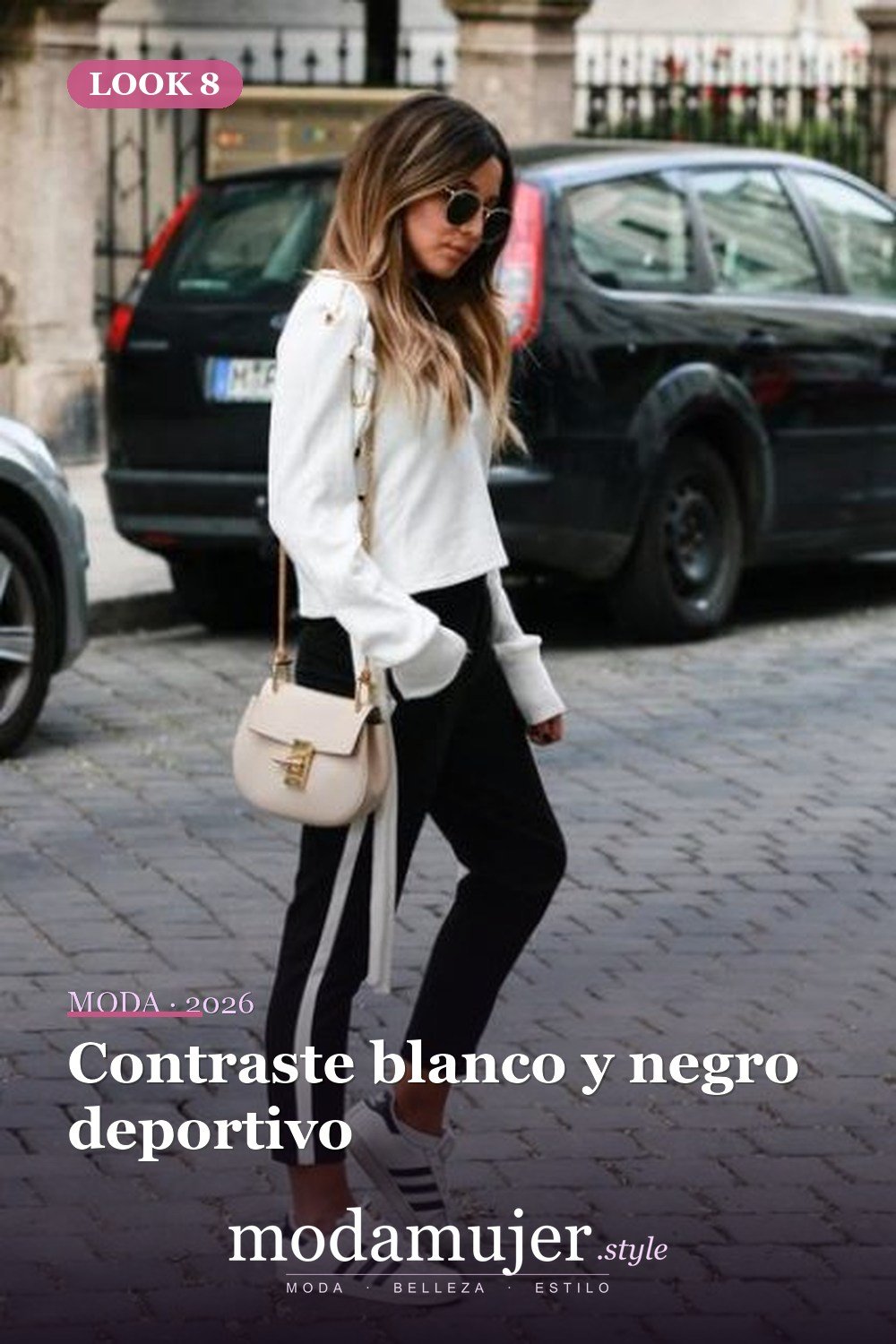 Contraste blanco y negro deportivo — 41 formas elegantes de usar pantalones de rayas laterales en 2026
