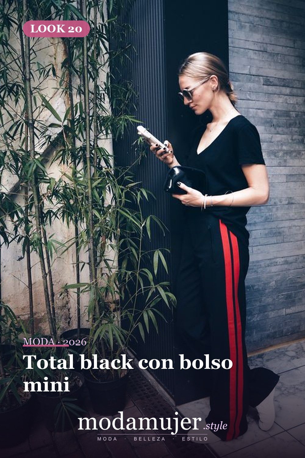 Total black con bolso mini — 41 formas elegantes de usar pantalones de rayas laterales en 2026