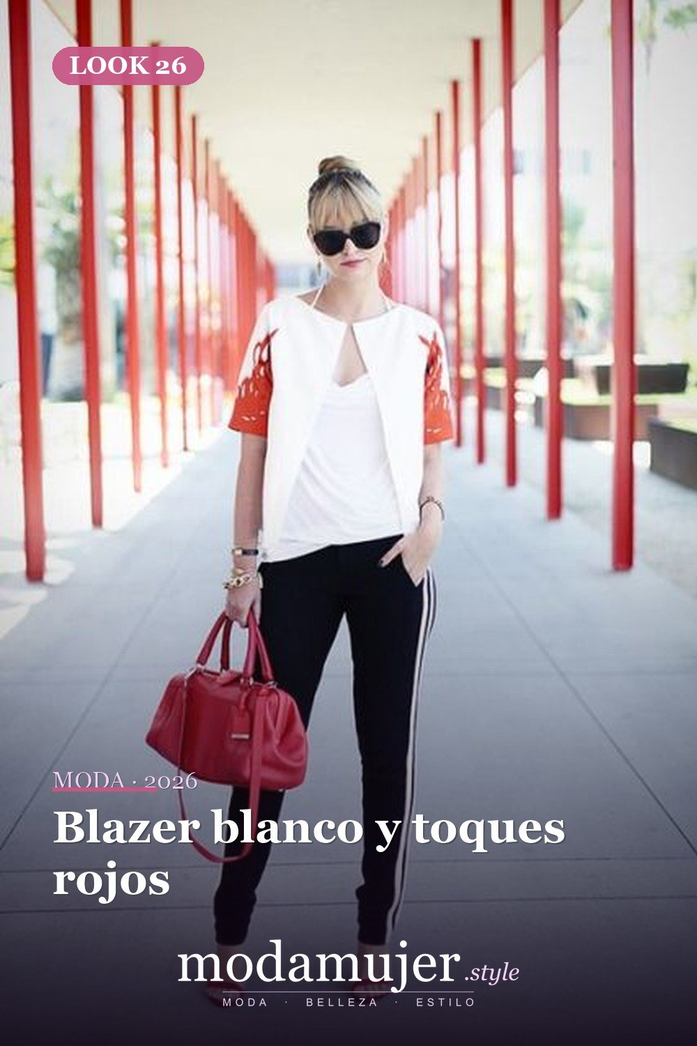 Blazer blanco y toques rojos — 41 formas elegantes de usar pantalones de rayas laterales en 2026