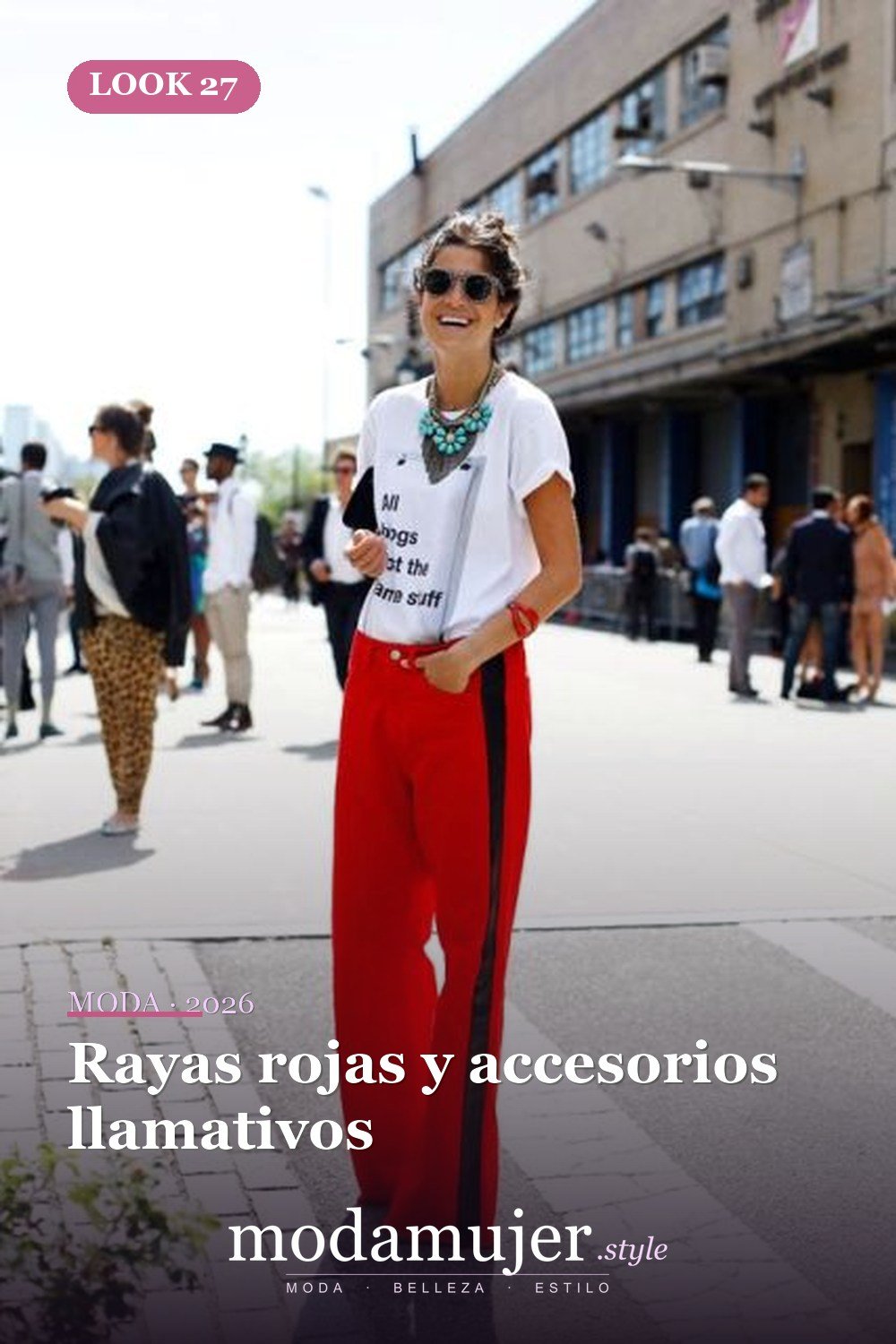 Rayas rojas y accesorios llamativos — 41 formas elegantes de usar pantalones de rayas laterales en 2026