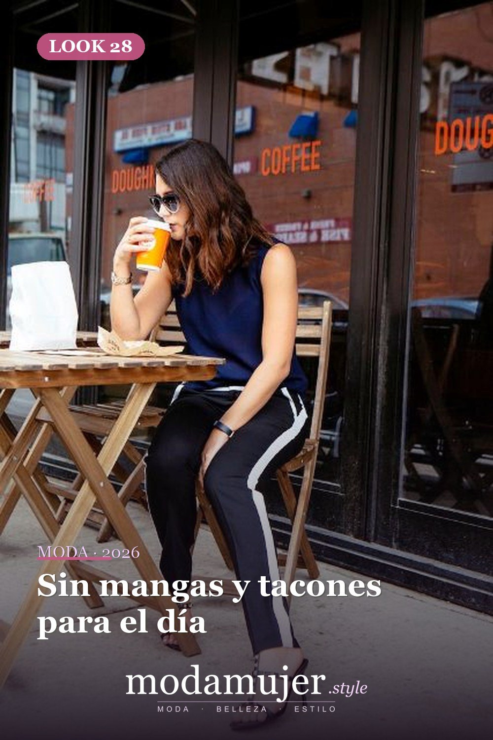 Sin mangas y tacones para el día — 41 formas elegantes de usar pantalones de rayas laterales en 2026