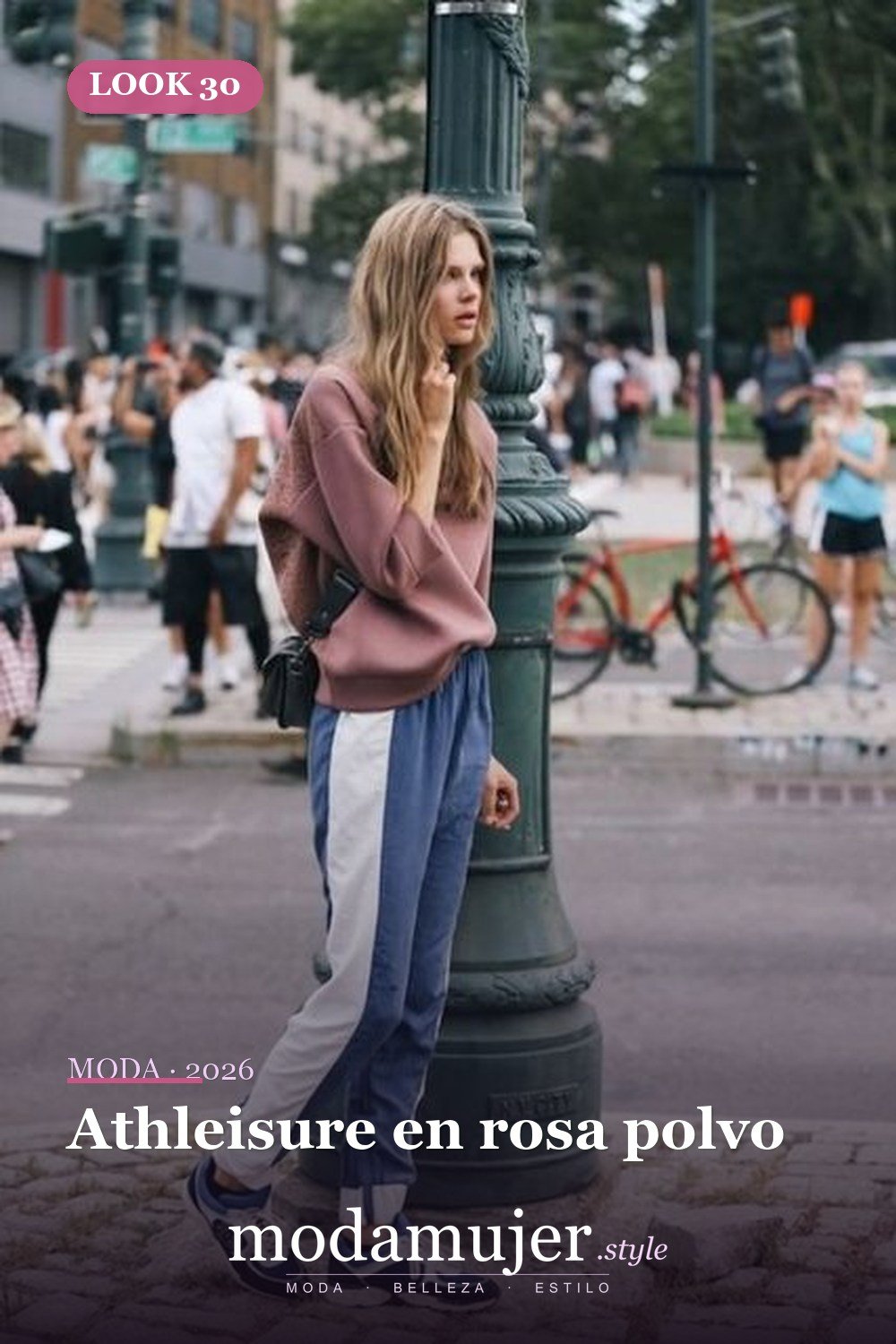 Athleisure en rosa polvo — 41 formas elegantes de usar pantalones de rayas laterales en 2026