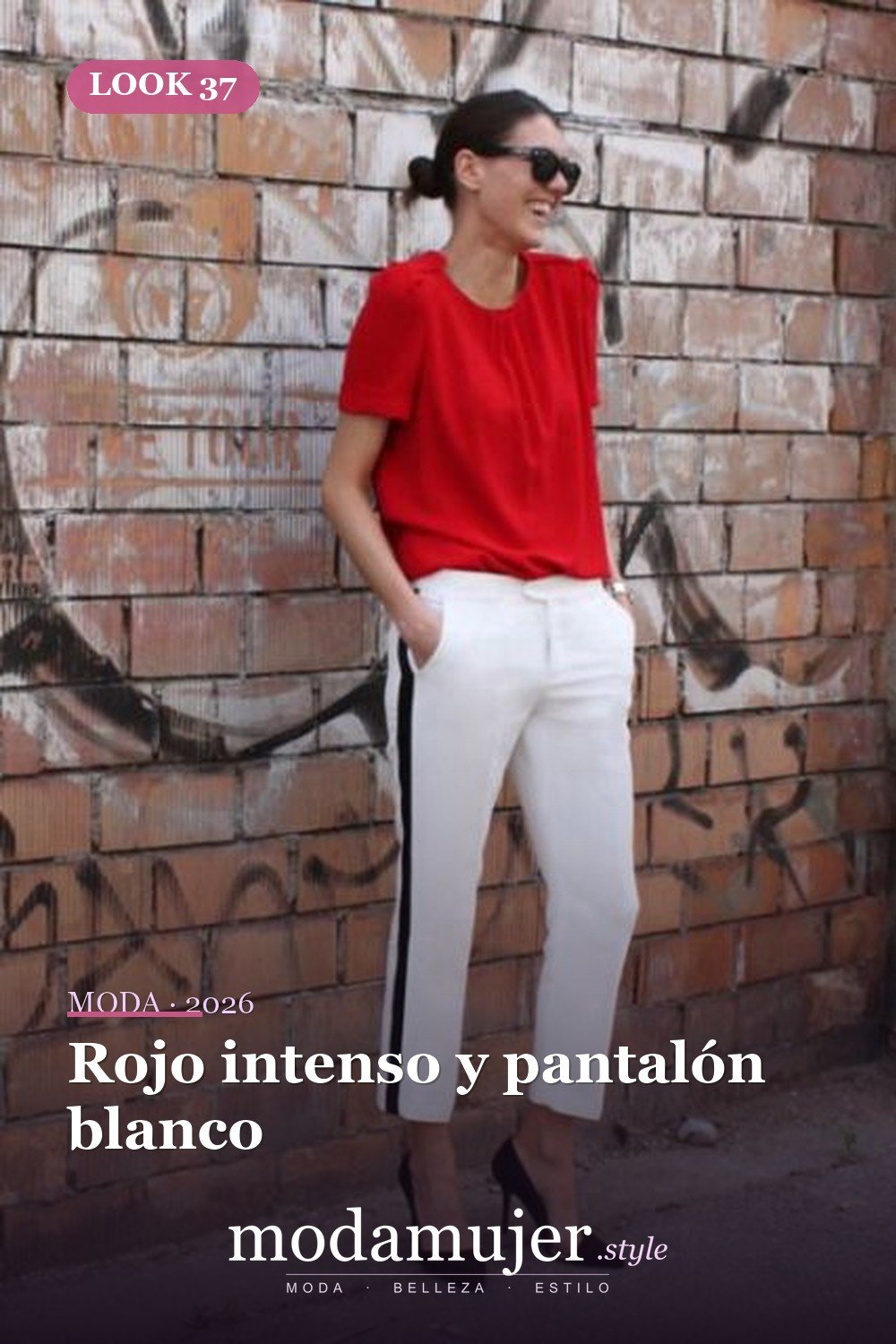 Rojo intenso y pantalón blanco — 41 formas elegantes de usar pantalones de rayas laterales en 2026