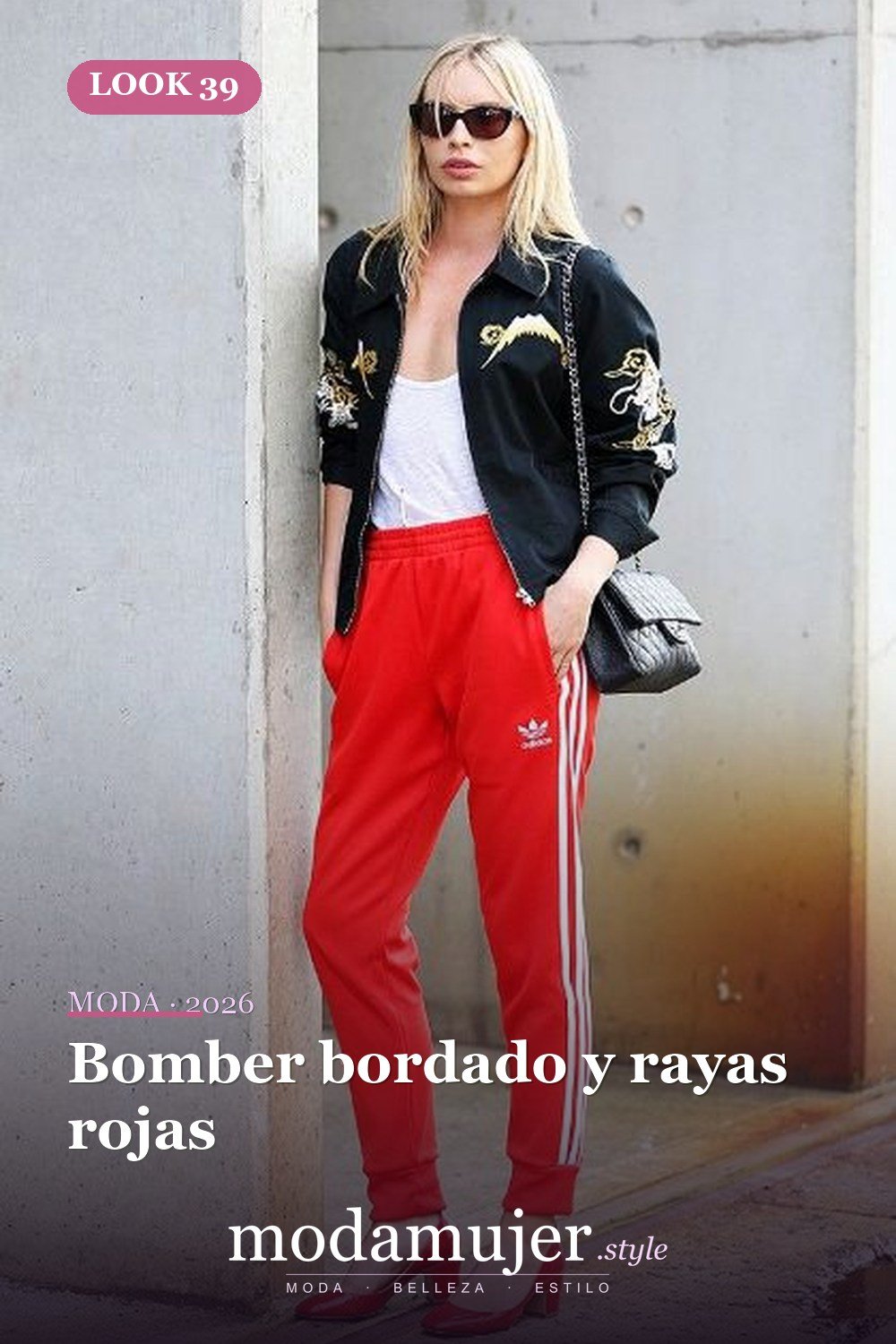 Bomber bordado y rayas rojas — 41 formas elegantes de usar pantalones de rayas laterales en 2026