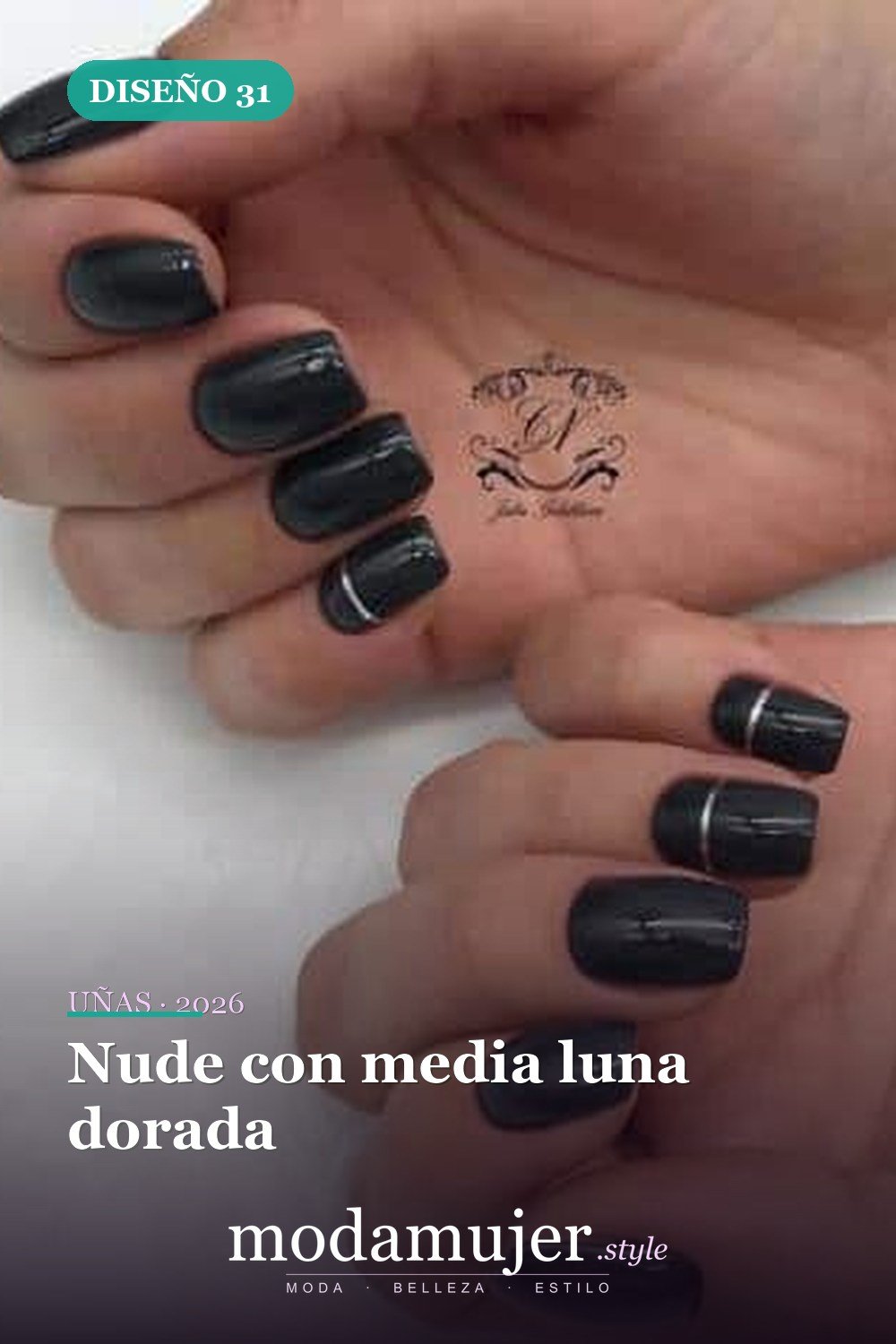 Nude con media luna dorada — 42 hermosos diseños de uñas para 2026