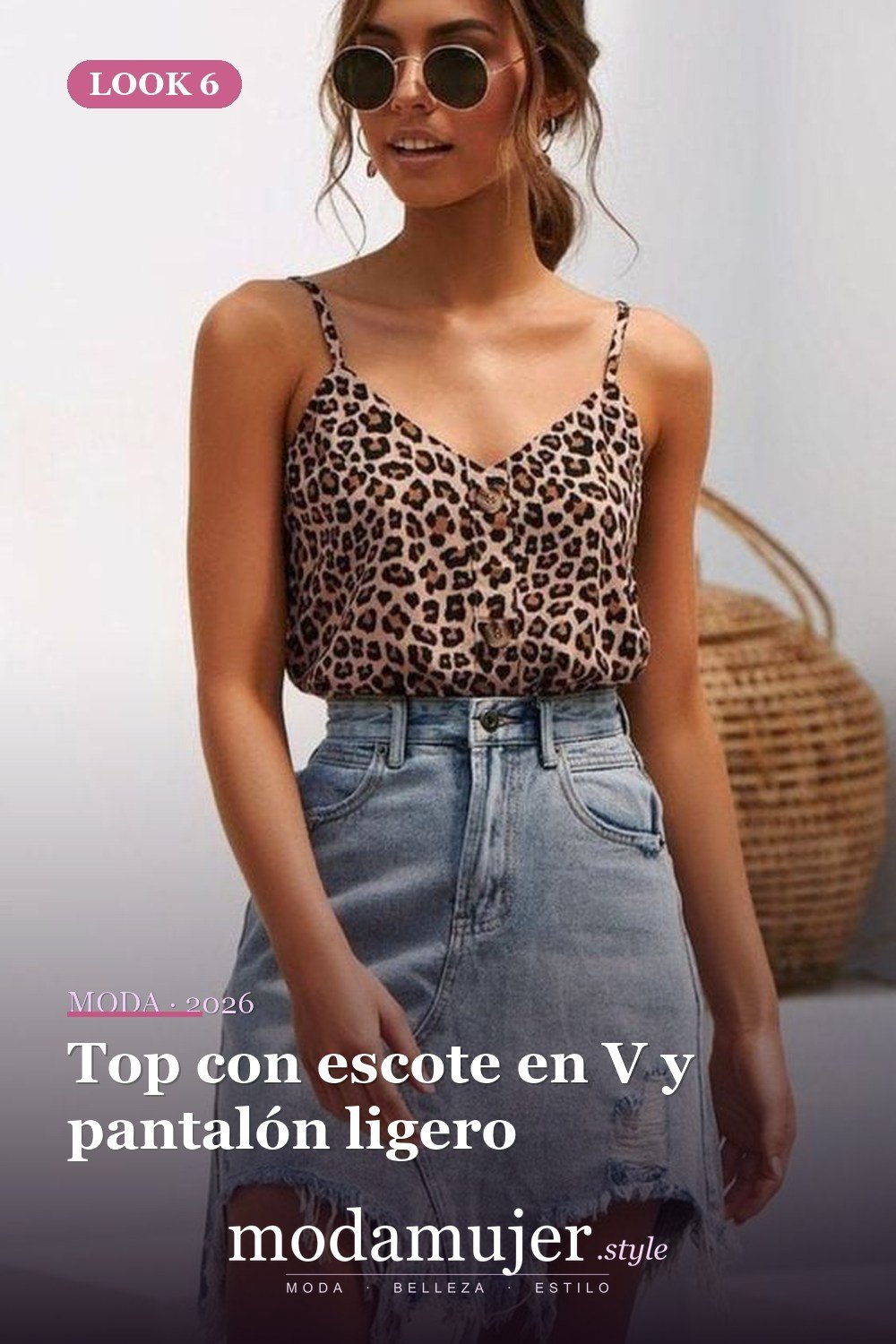Top con escote en V y pantalón ligero — 42 ideas de atuendos de verano más perfectos para mujeres de 30