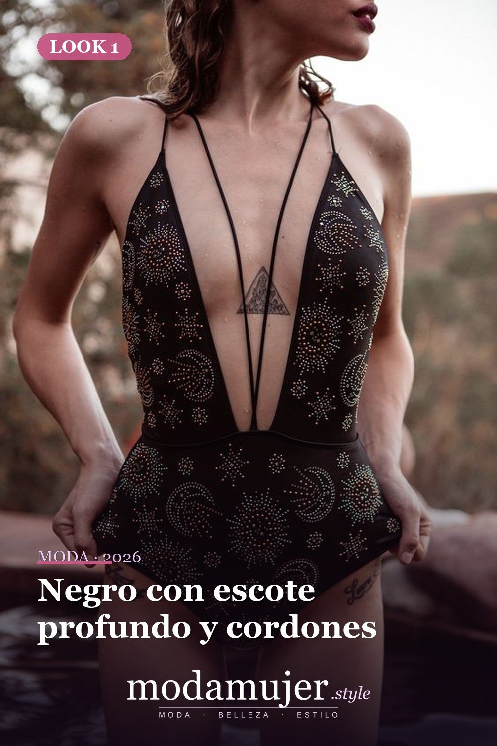 Negro con escote profundo y cordones — 43 trajes de baño de una pieza sensuales para el verano 2026
