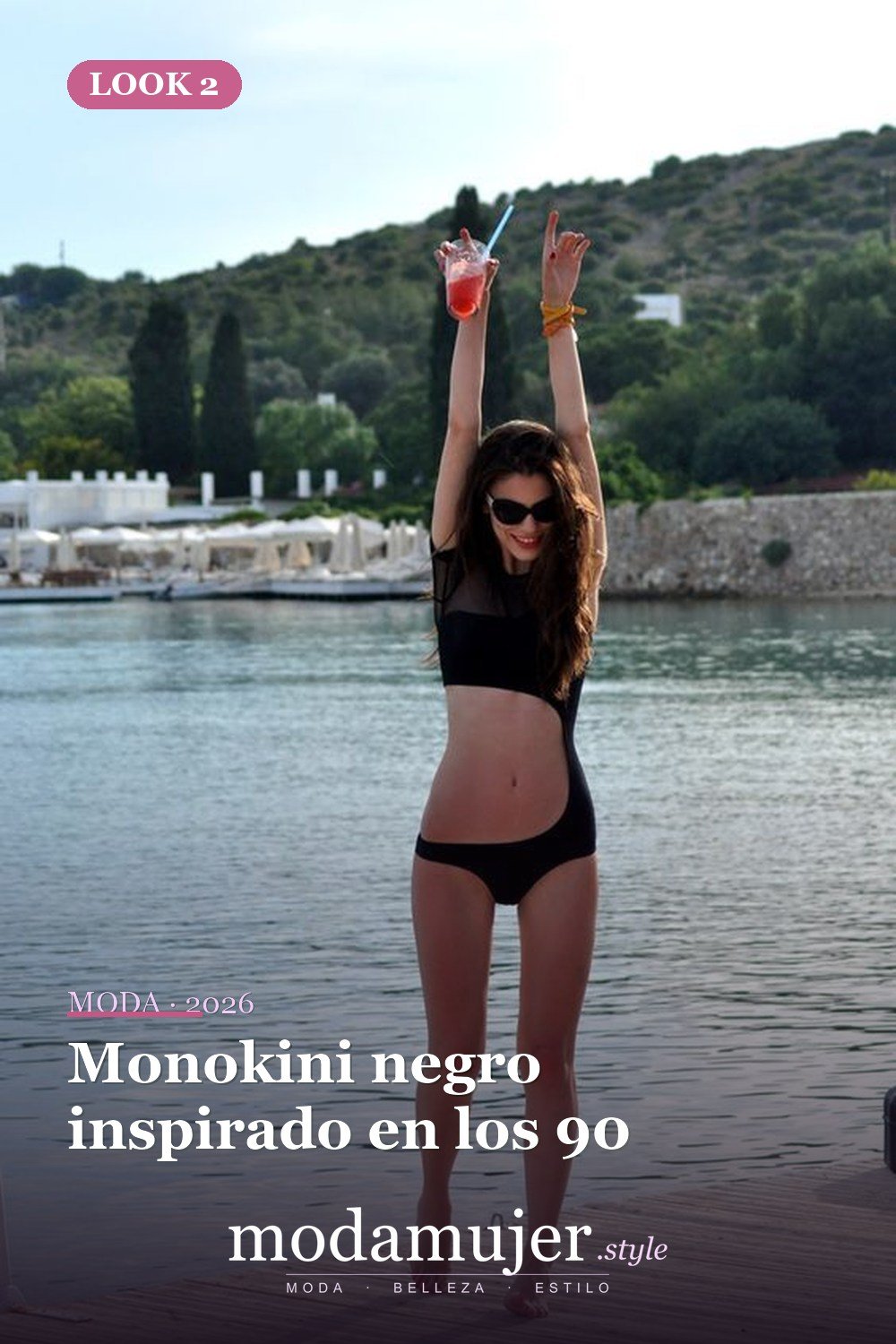 Monokini negro inspirado en los 90 — 43 trajes de baño de una pieza sensuales para el verano 2026