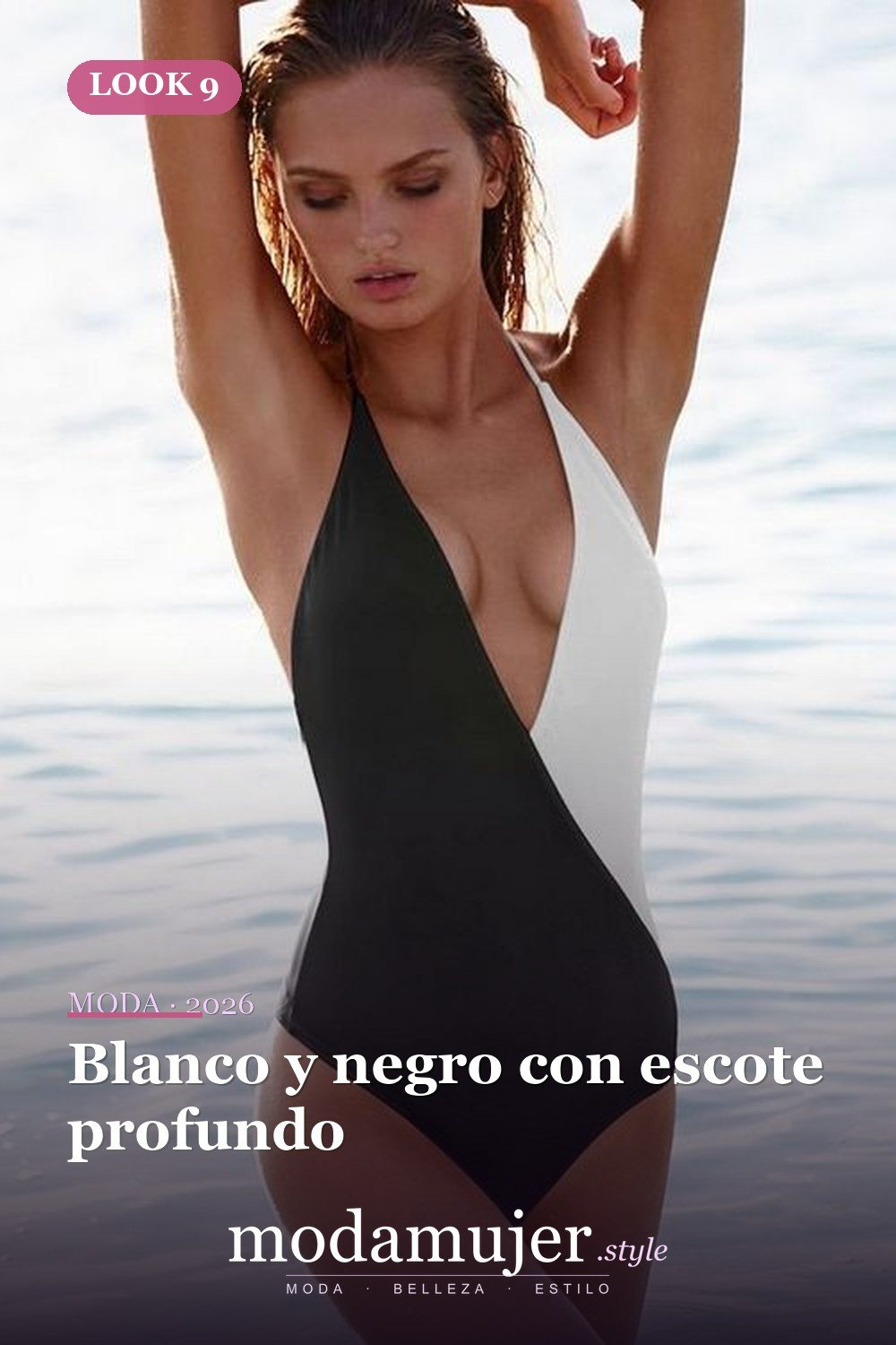 Blanco y negro con escote profundo — 43 trajes de baño de una pieza sensuales para el verano 2026