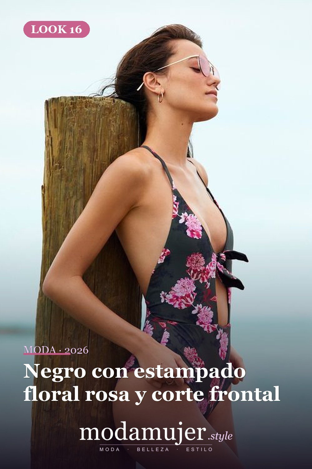 Negro con estampado floral rosa y corte frontal — 43 trajes de baño de una pieza sensuales para el verano 2026