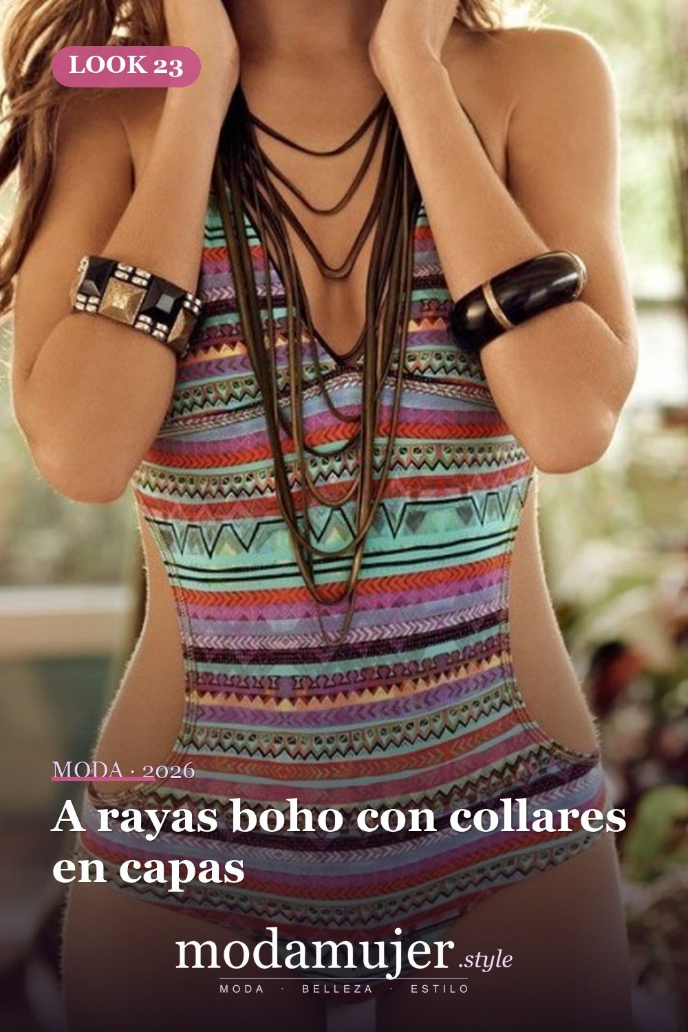 A rayas boho con collares en capas — 43 trajes de baño de una pieza sensuales para el verano 2026