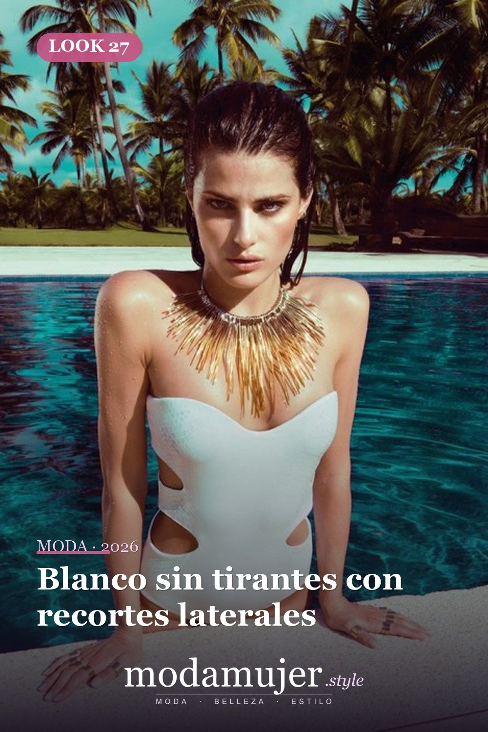Blanco sin tirantes con recortes laterales — 43 trajes de baño de una pieza sensuales para el verano 2026