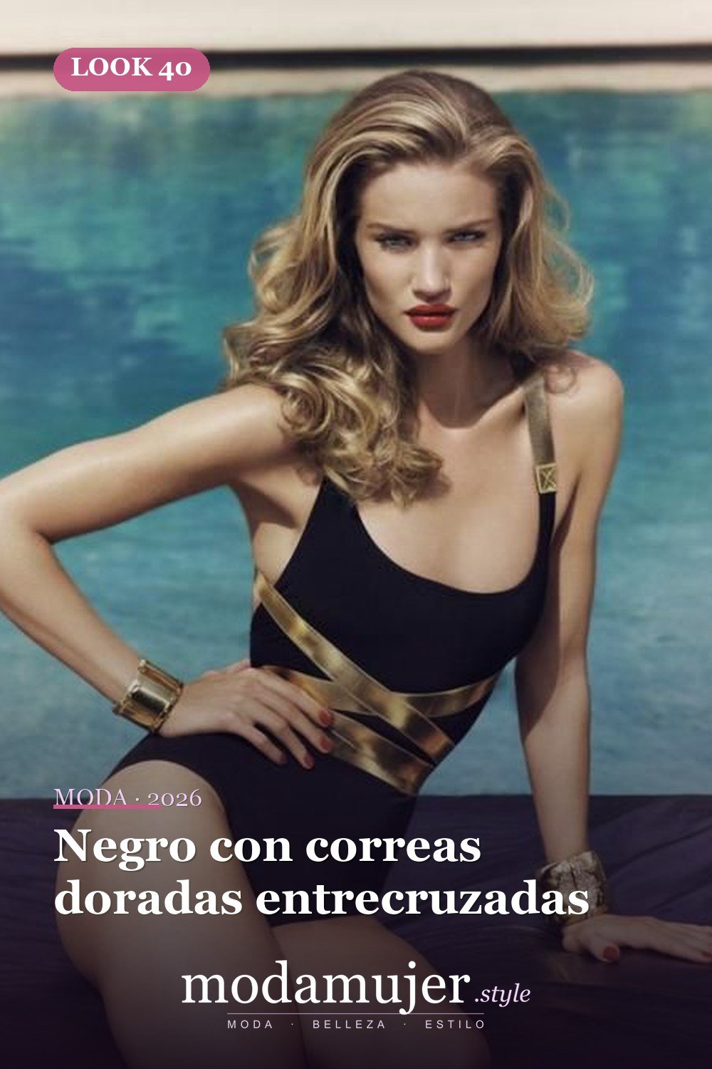 Negro con correas doradas entrecruzadas — 43 trajes de baño de una pieza sensuales para el verano 2026