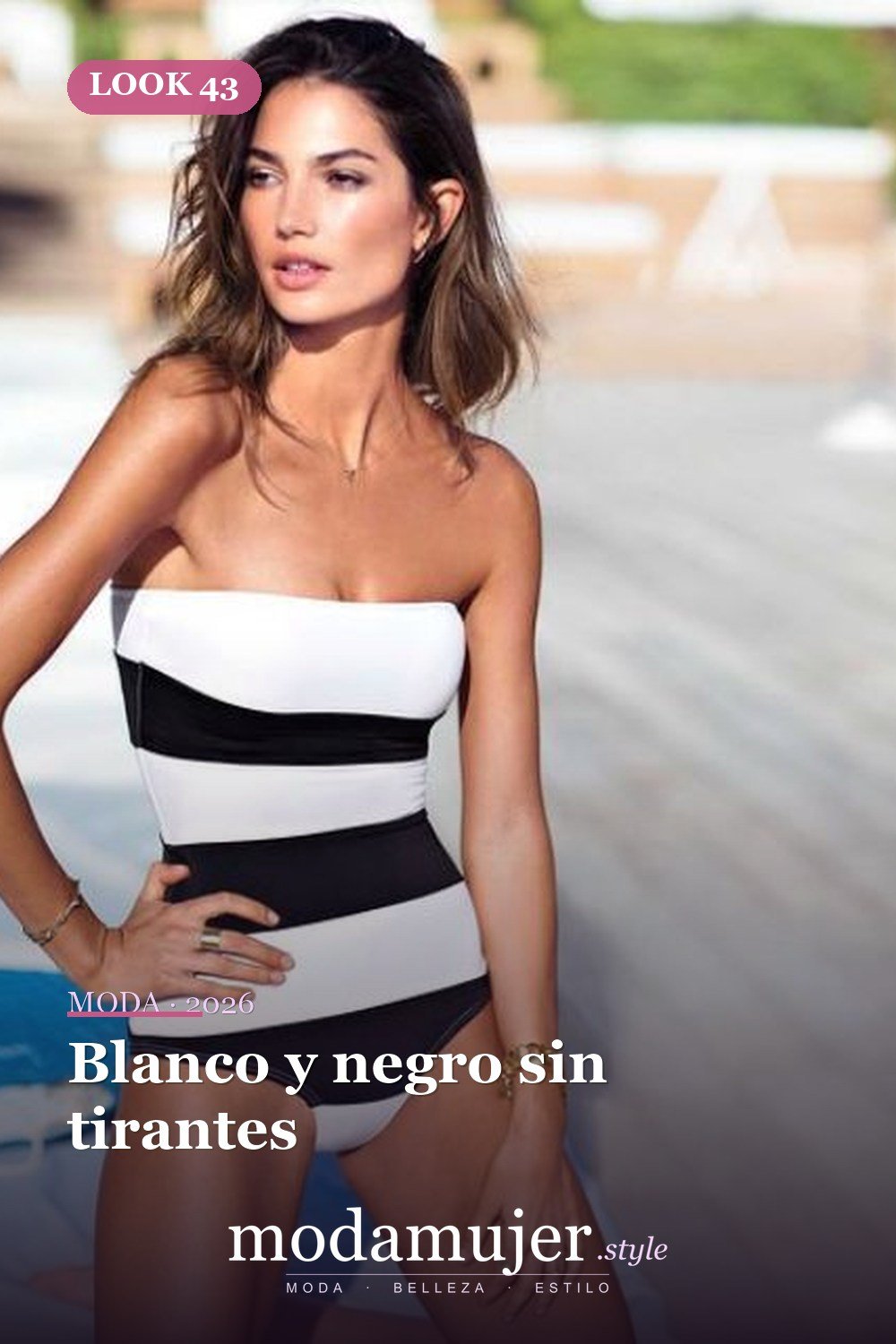 Blanco y negro sin tirantes — 43 trajes de baño de una pieza sensuales para el verano 2026