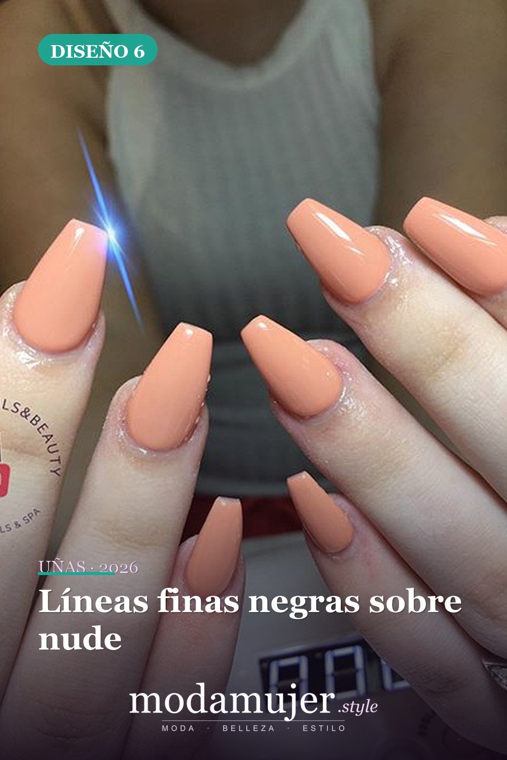 Líneas finas negras sobre nude — 46 ideas del mejor diseño de uñas simple y elegante