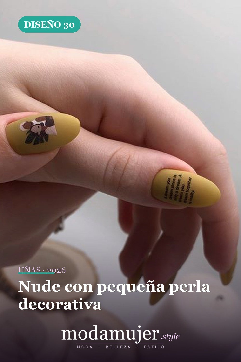 Nude con pequeña perla decorativa — 46 ideas del mejor diseño de uñas simple y elegante