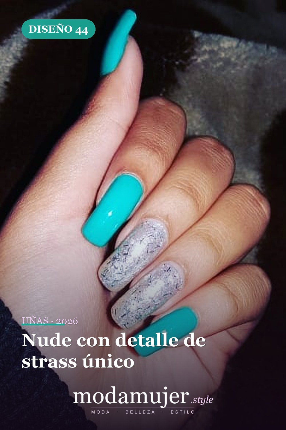 Nude con detalle de strass único — 46 ideas del mejor diseño de uñas simple y elegante