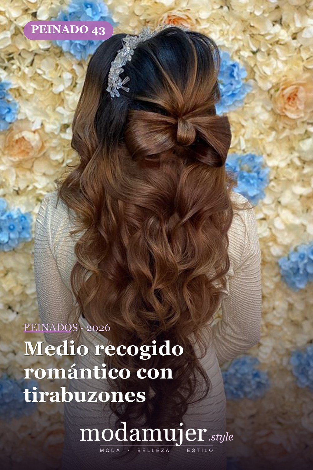 Medio recogido romántico con tirabuzones — 46 peinados semirrecogidos sencillos para el día a día