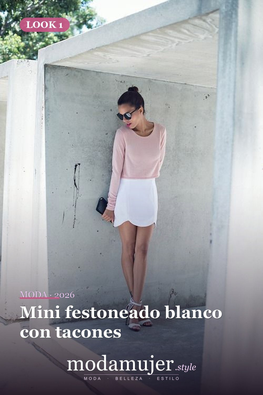 Mini festoneado blanco con tacones — 46 trajes casuales de primavera elegantes y bonitos para 2026