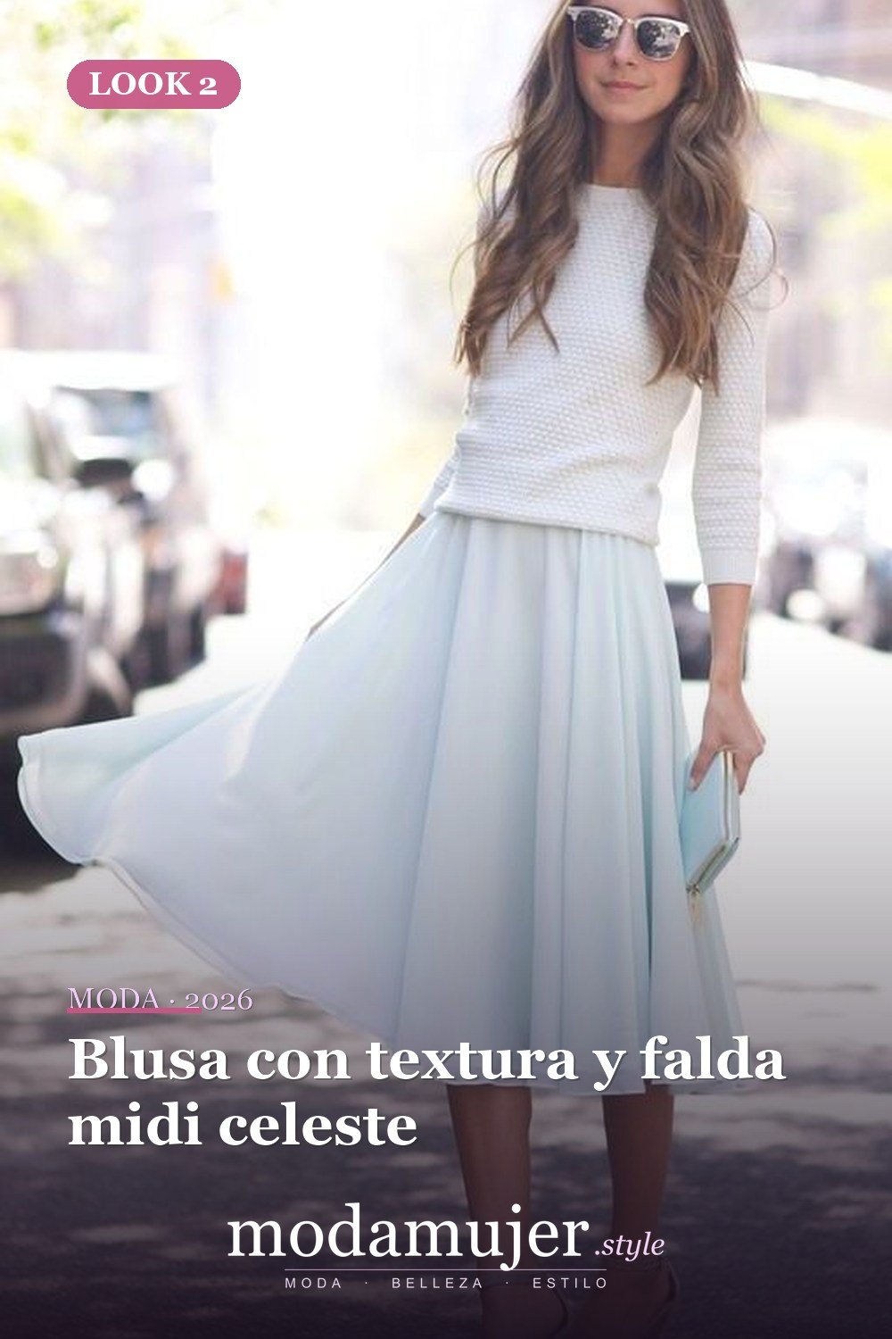 Blusa con textura y falda midi celeste — 46 trajes casuales de primavera elegantes y bonitos para 2026