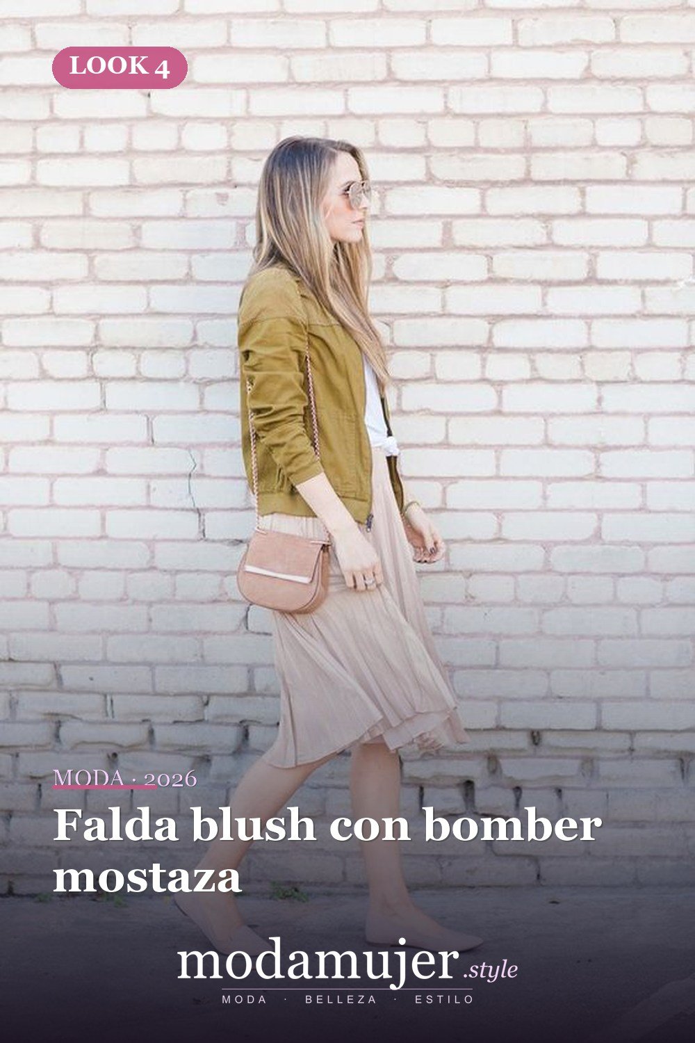Falda blush con bomber mostaza — 46 trajes casuales de primavera elegantes y bonitos para 2026