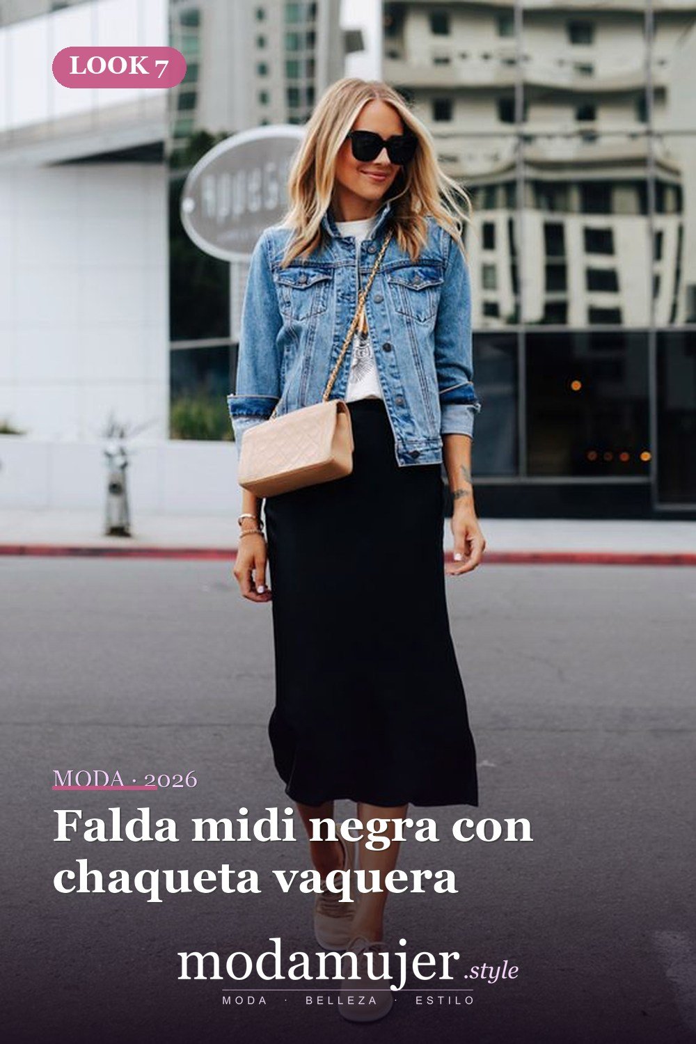 Falda midi negra con chaqueta vaquera — 46 trajes casuales de primavera elegantes y bonitos para 2026