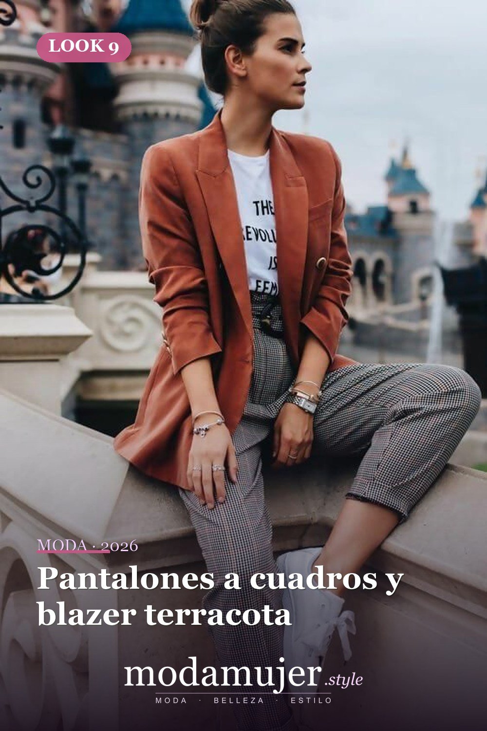 Pantalones a cuadros y blazer terracota — 46 trajes casuales de primavera elegantes y bonitos para 2026