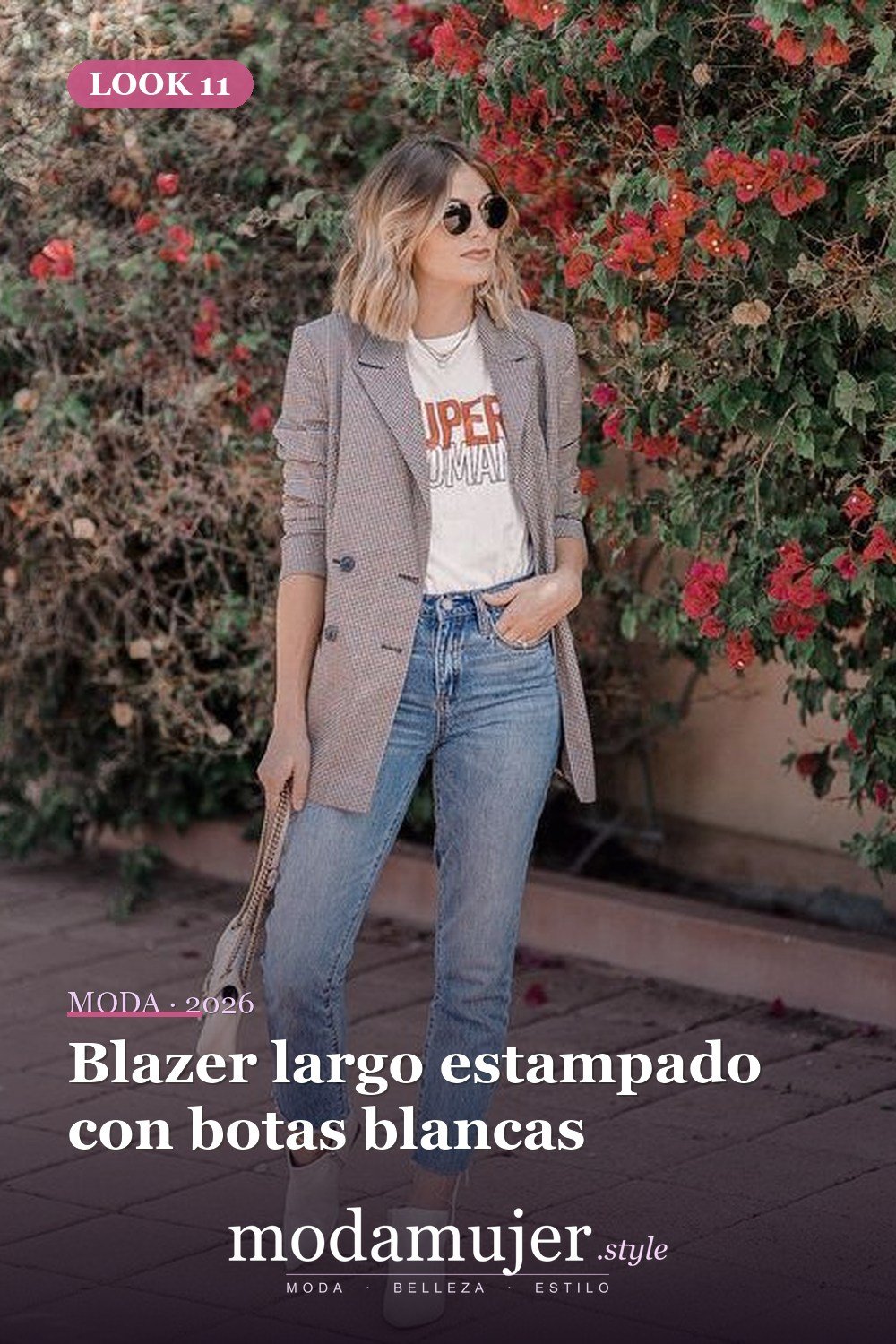 Blazer largo estampado con botas blancas — 46 trajes casuales de primavera elegantes y bonitos para 2026