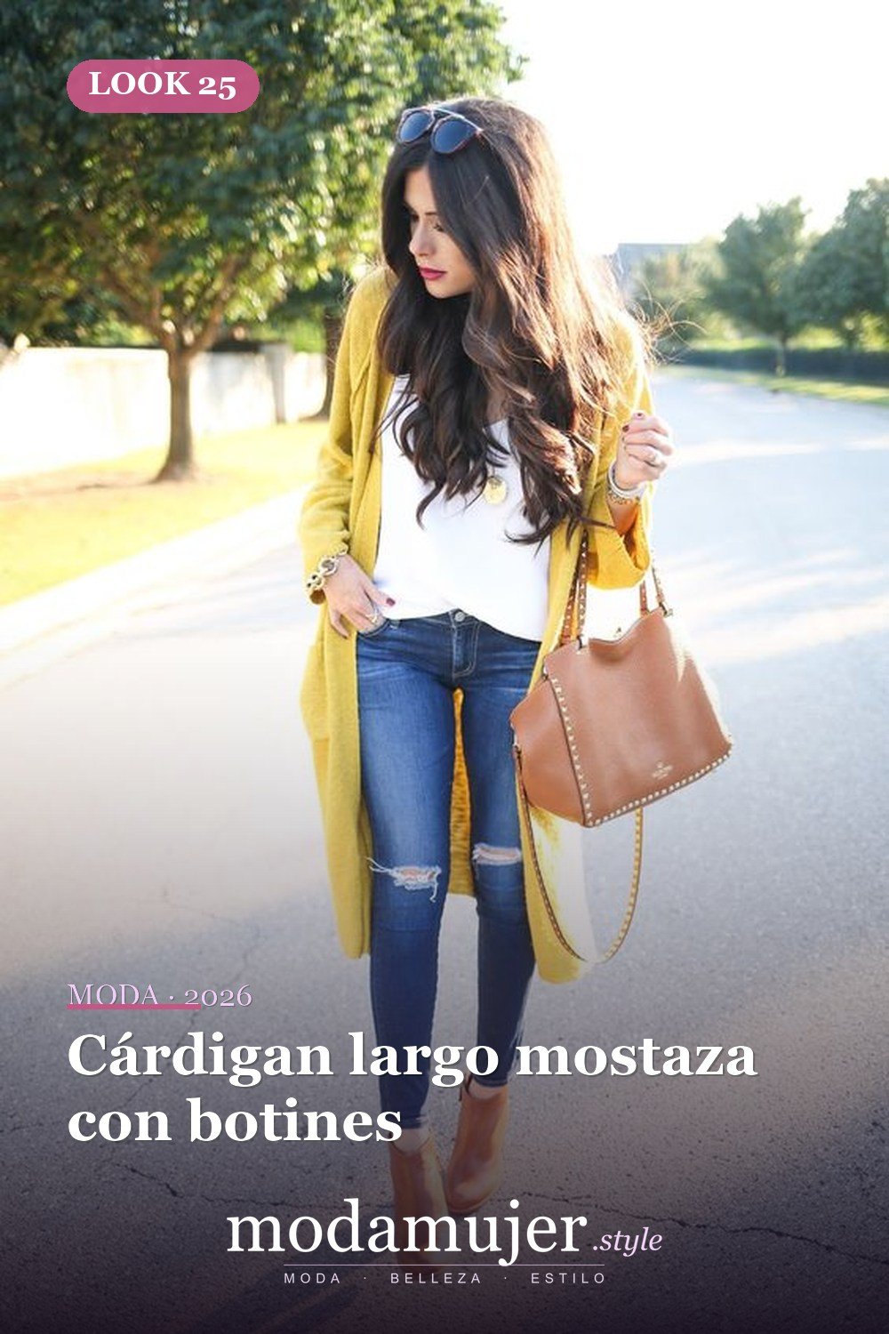 Cárdigan largo mostaza con botines — 46 trajes casuales de primavera elegantes y bonitos para 2026