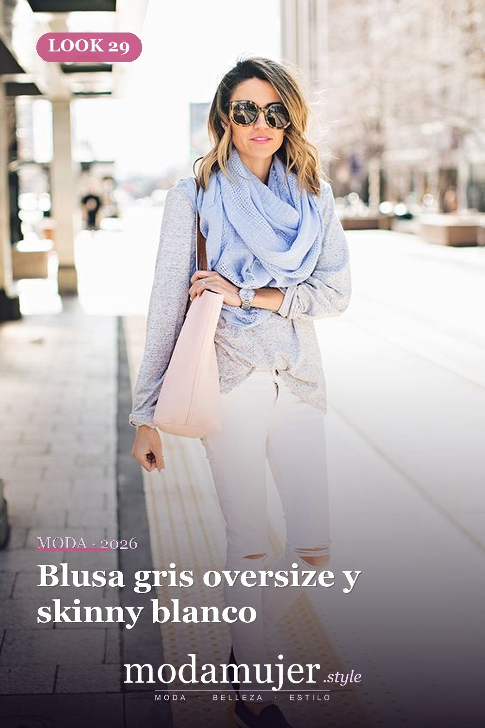 Blusa gris oversize y skinny blanco — 46 trajes casuales de primavera elegantes y bonitos para 2026