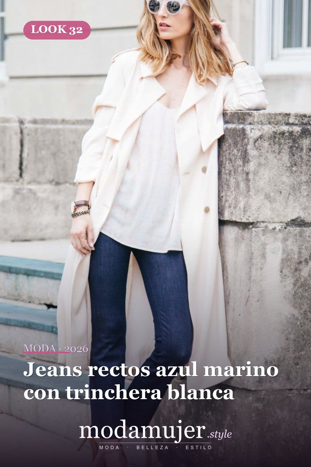 Jeans rectos azul marino con trinchera blanca — 46 trajes casuales de primavera elegantes y bonitos para 2026