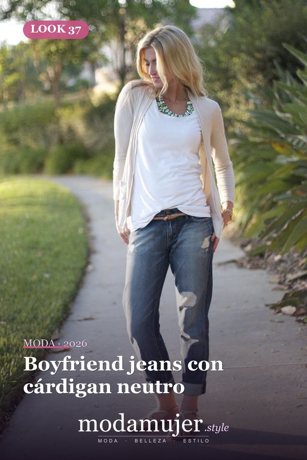 Boyfriend jeans con cárdigan neutro — 46 trajes casuales de primavera elegantes y bonitos para 2026