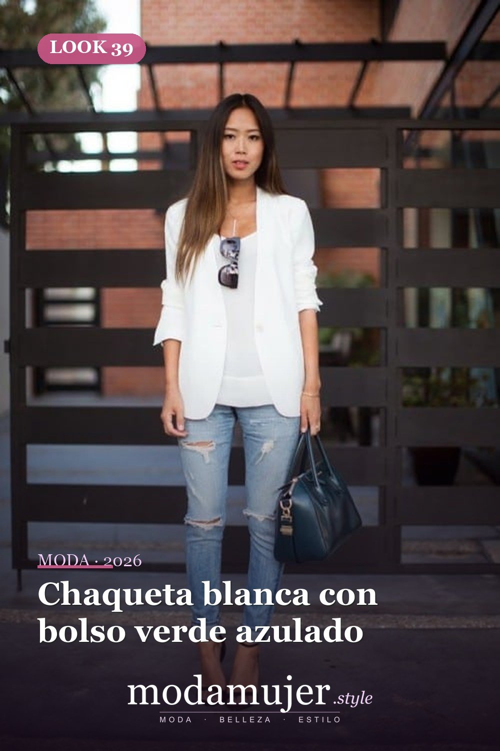 Chaqueta blanca con bolso verde azulado — 46 trajes casuales de primavera elegantes y bonitos para 2026