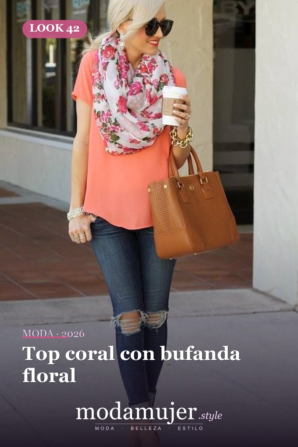 Top coral con bufanda floral — 46 trajes casuales de primavera elegantes y bonitos para 2026