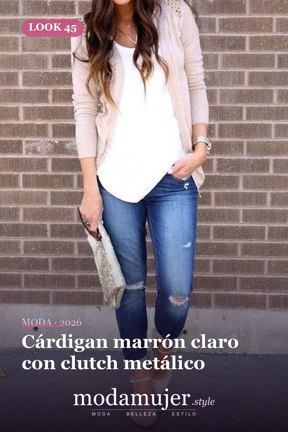 Cárdigan marrón claro con clutch metálico — 46 trajes casuales de primavera elegantes y bonitos para 2026